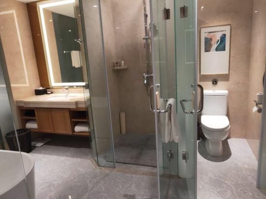 Ramada Plaza by Wyndham Fuxian Lake 1 King Bed. Business Room 3