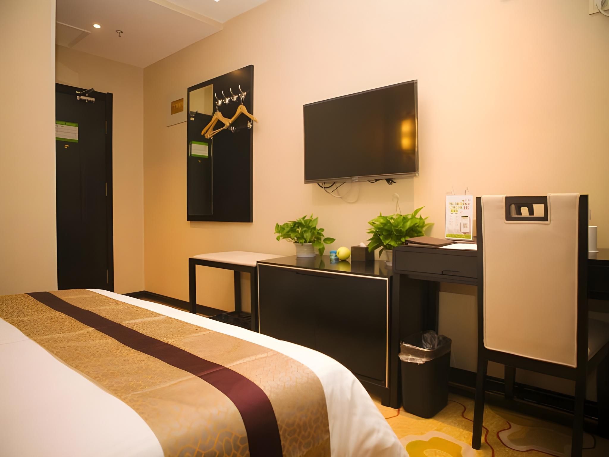 Hotel Queen Room