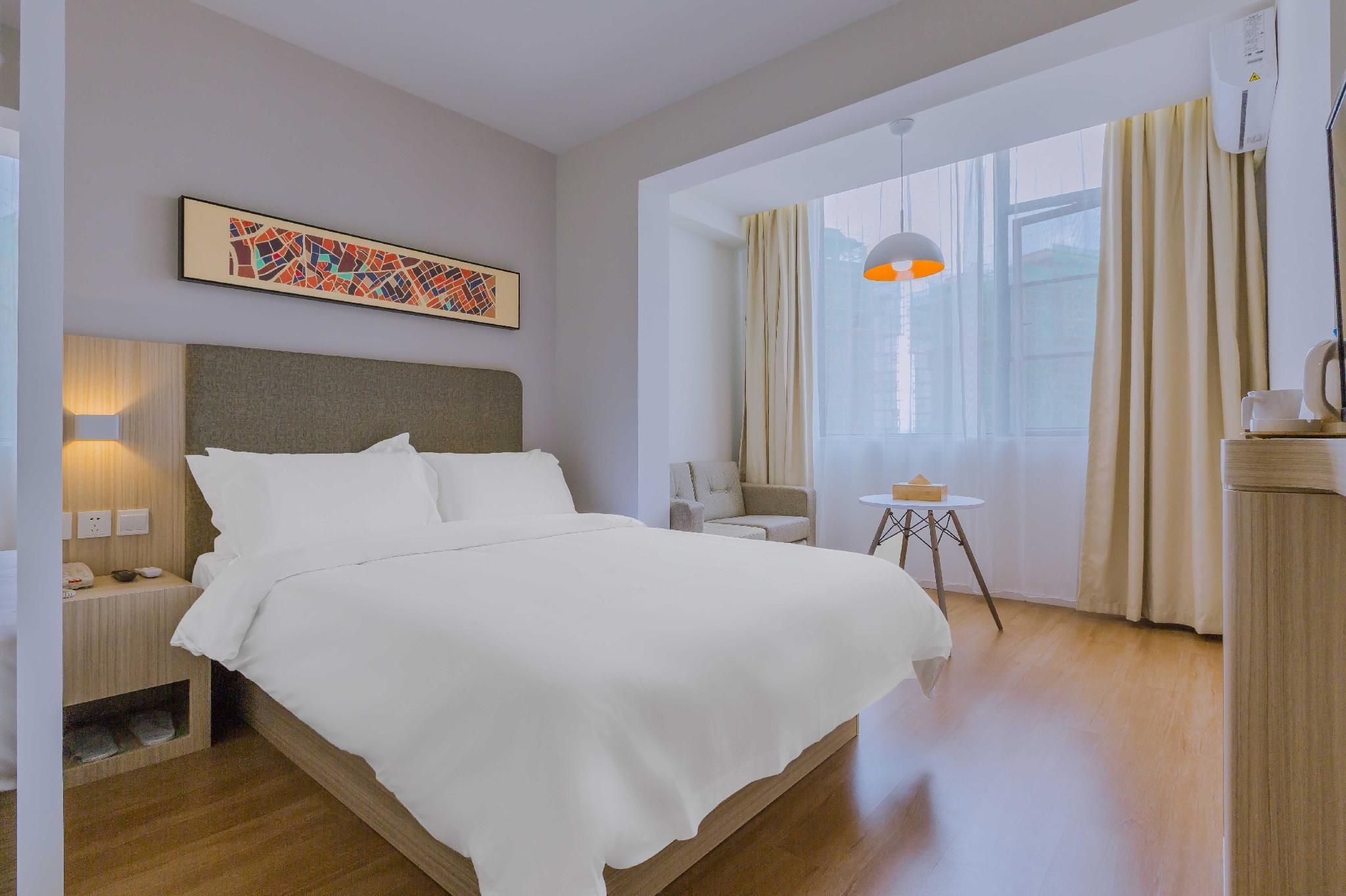 Hotel Queen Room
