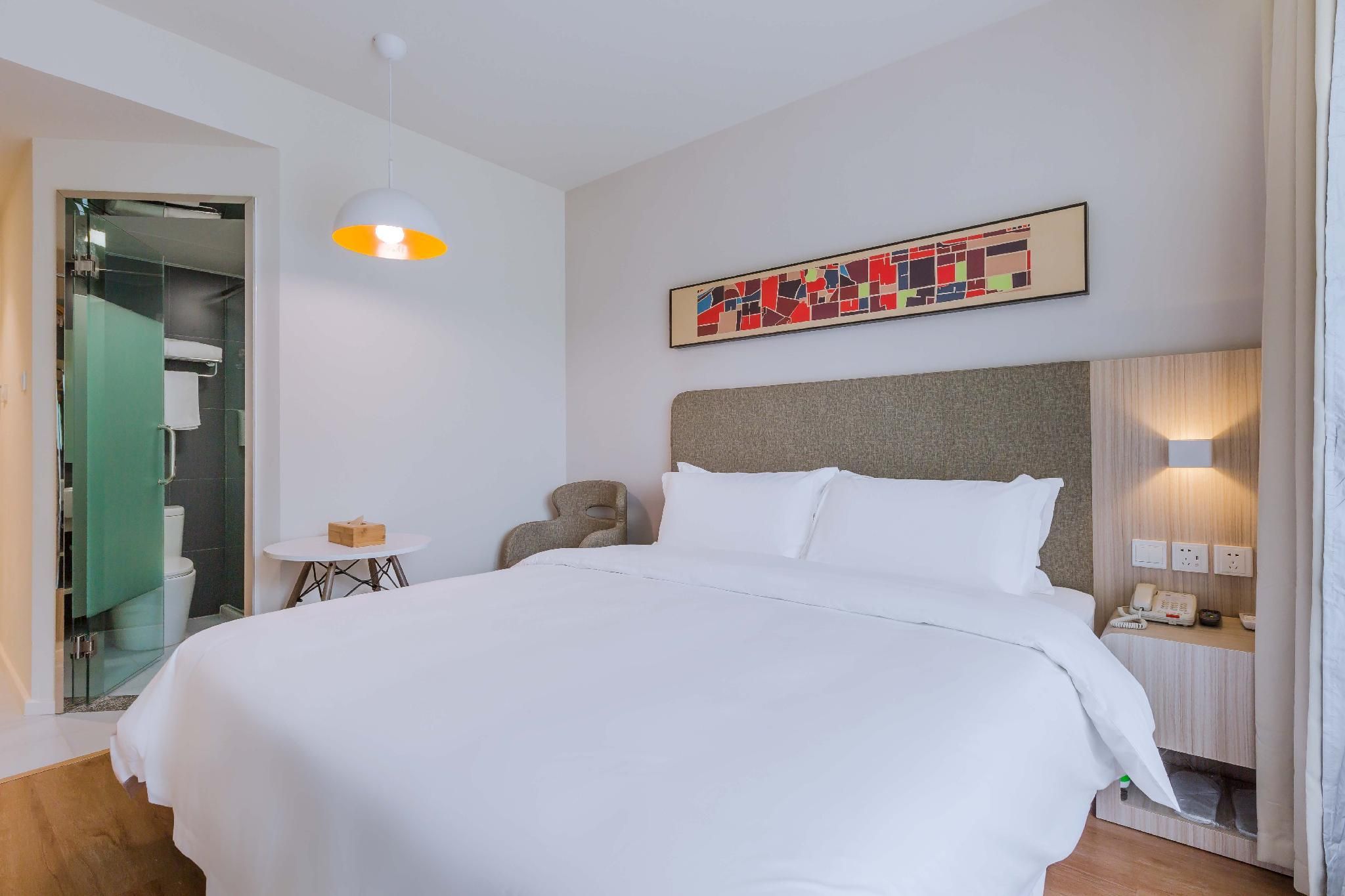 Hotel Queen Room