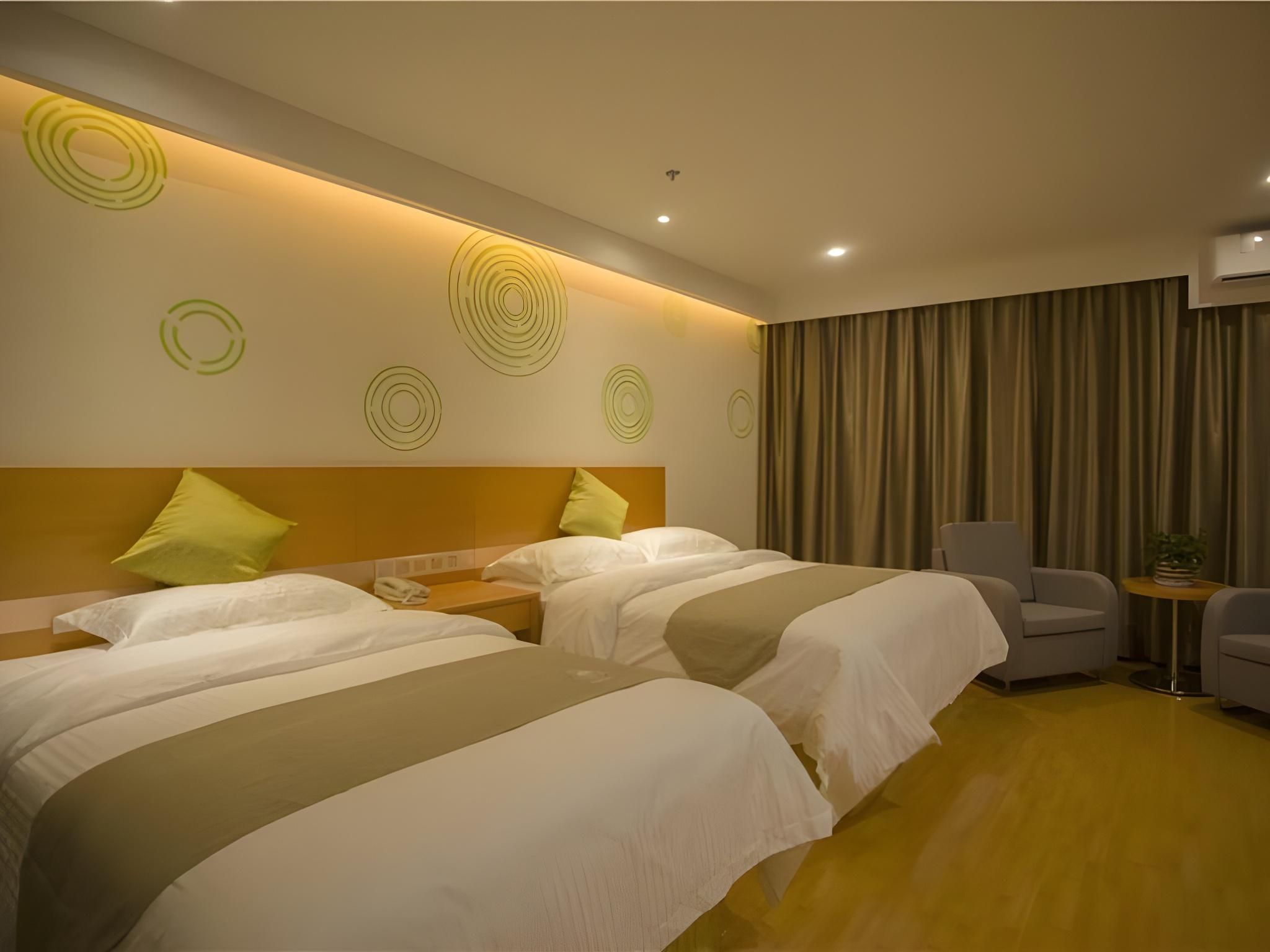 GreenTree Inn Huayin Huashan Scenic Area Xiyue Branch GTI - Family Room, One 1.8M Bed, One 1.2M Bed 2