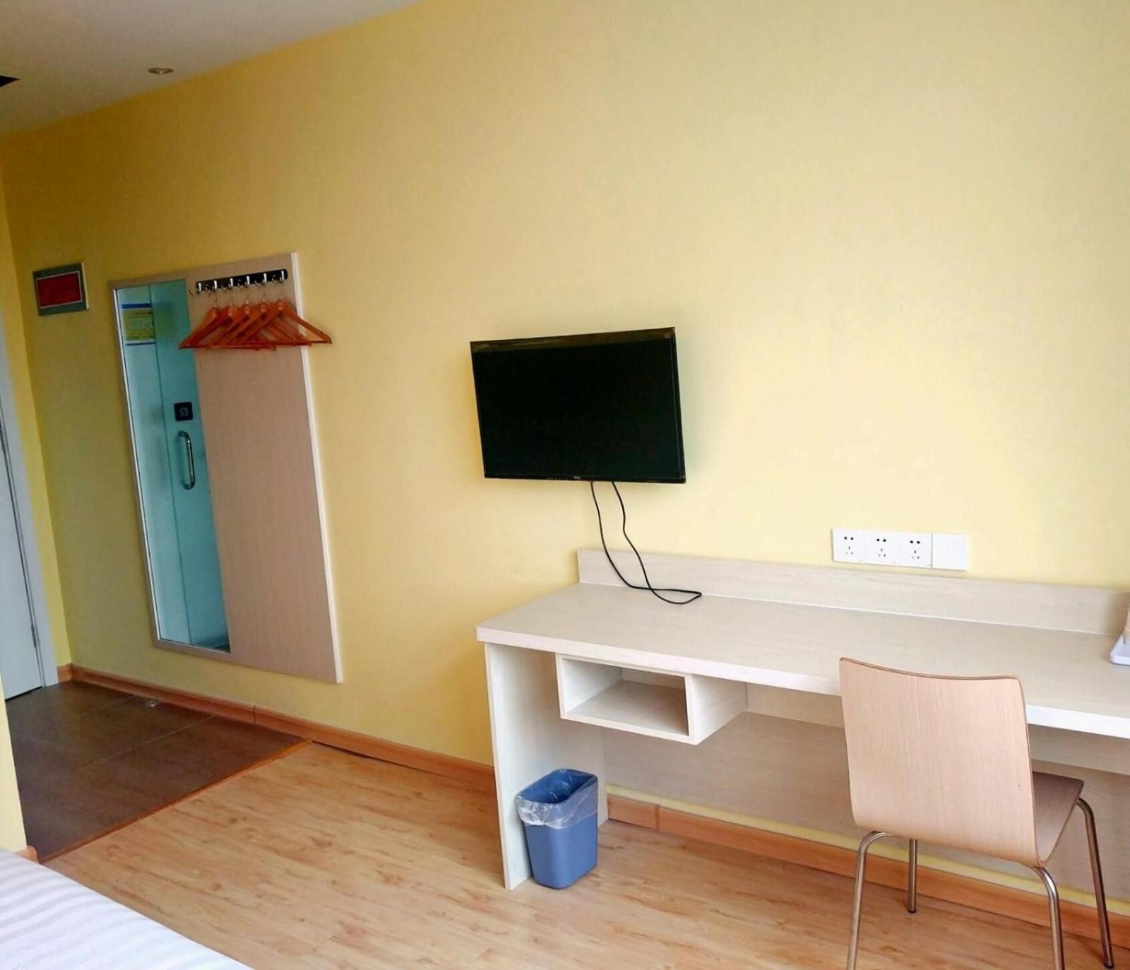 Business Queen Room