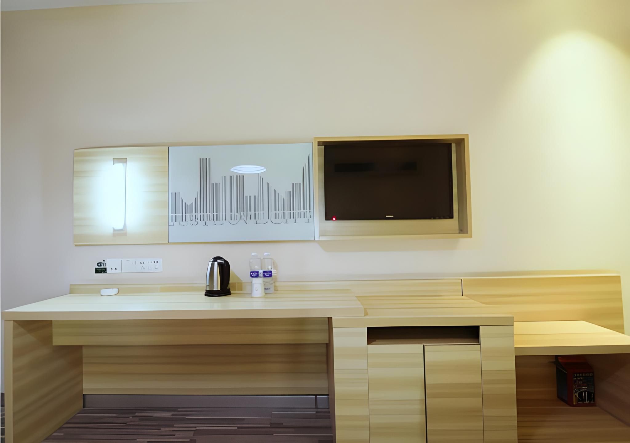 Stand Queen Room