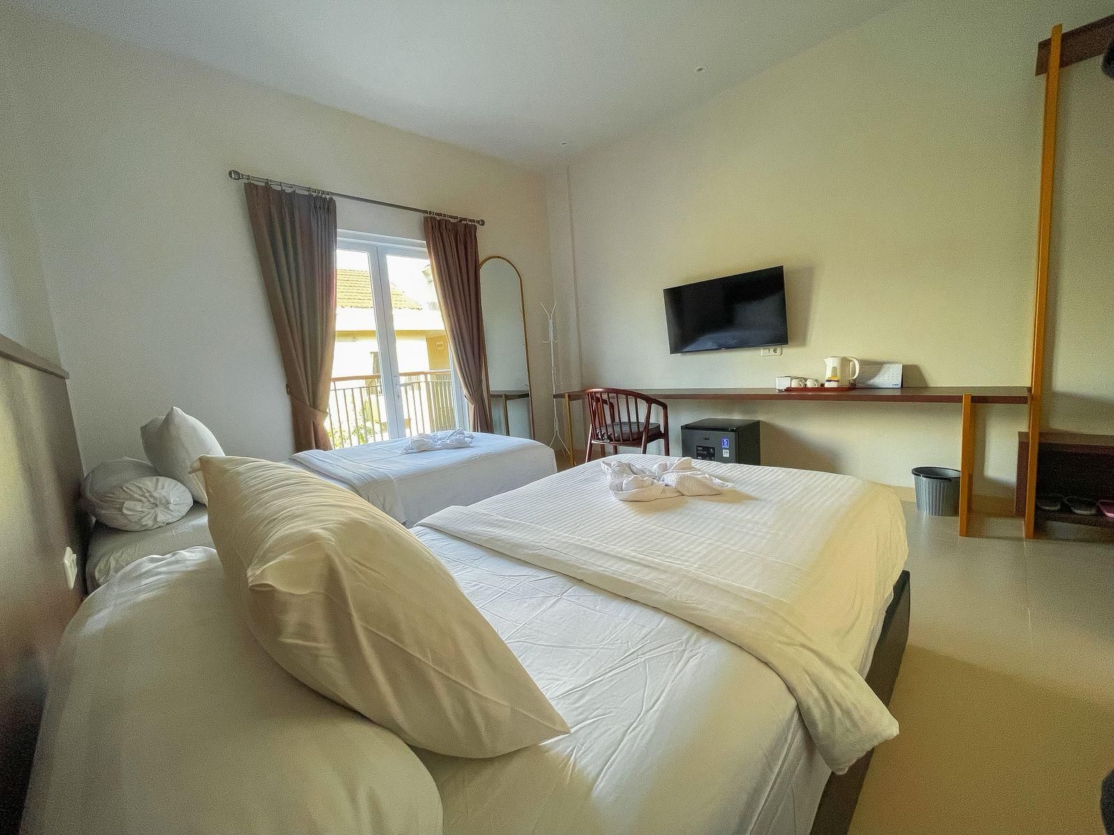 Superior Pool View - Twin