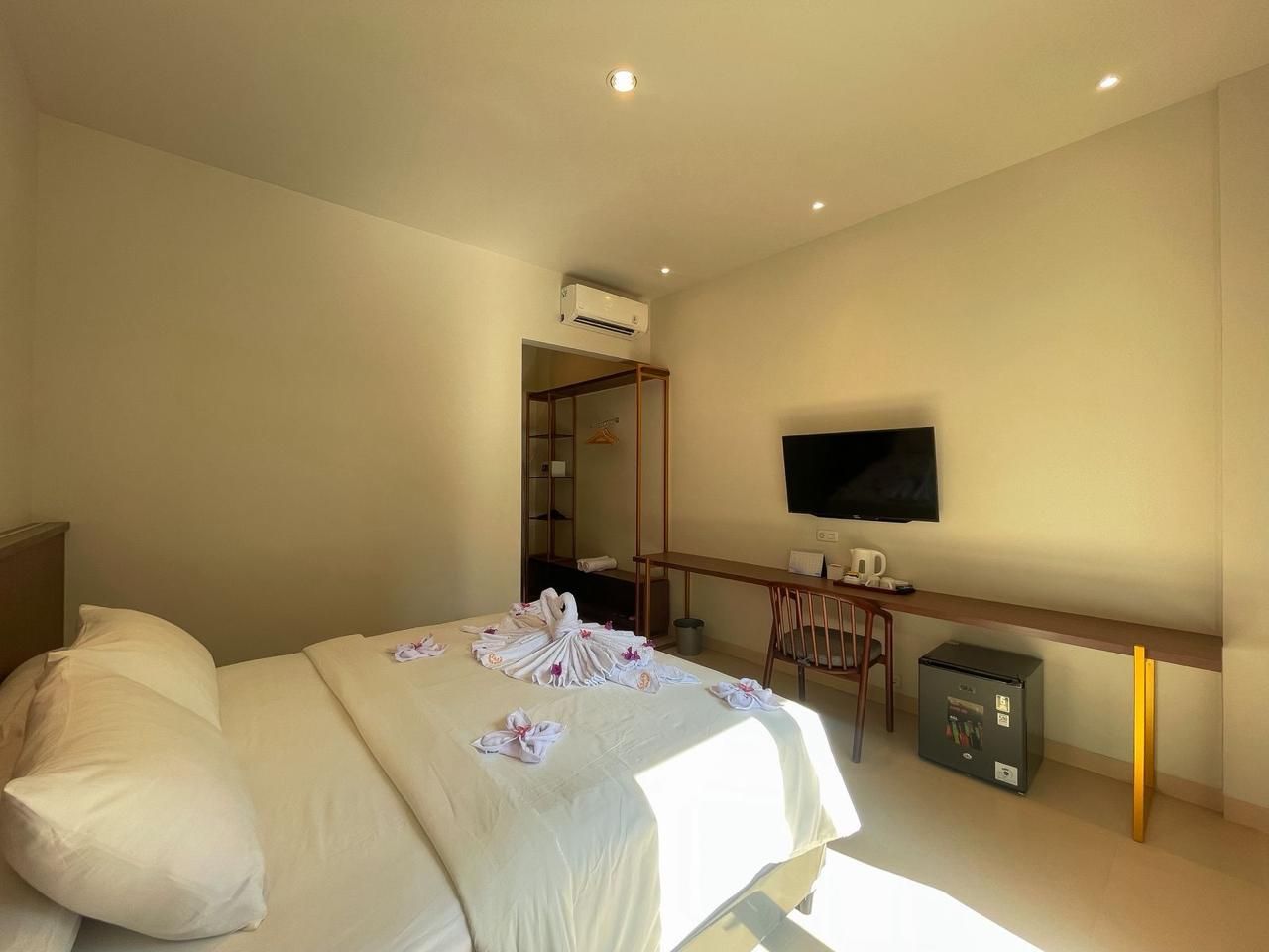 Superior Pool View - King