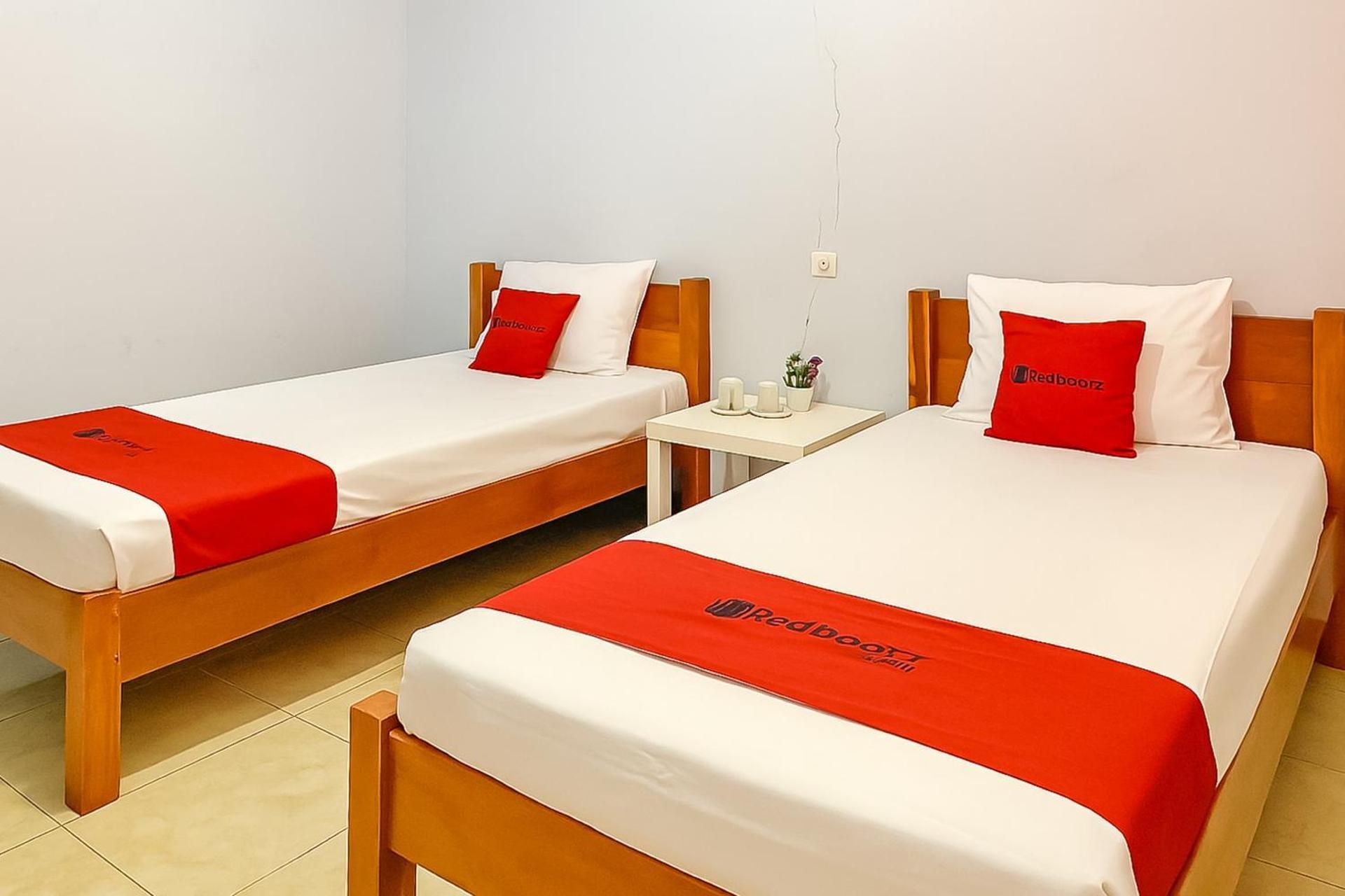 RedDoorz Syariah @ Terabuci Malangbong Garut Twin Room 3