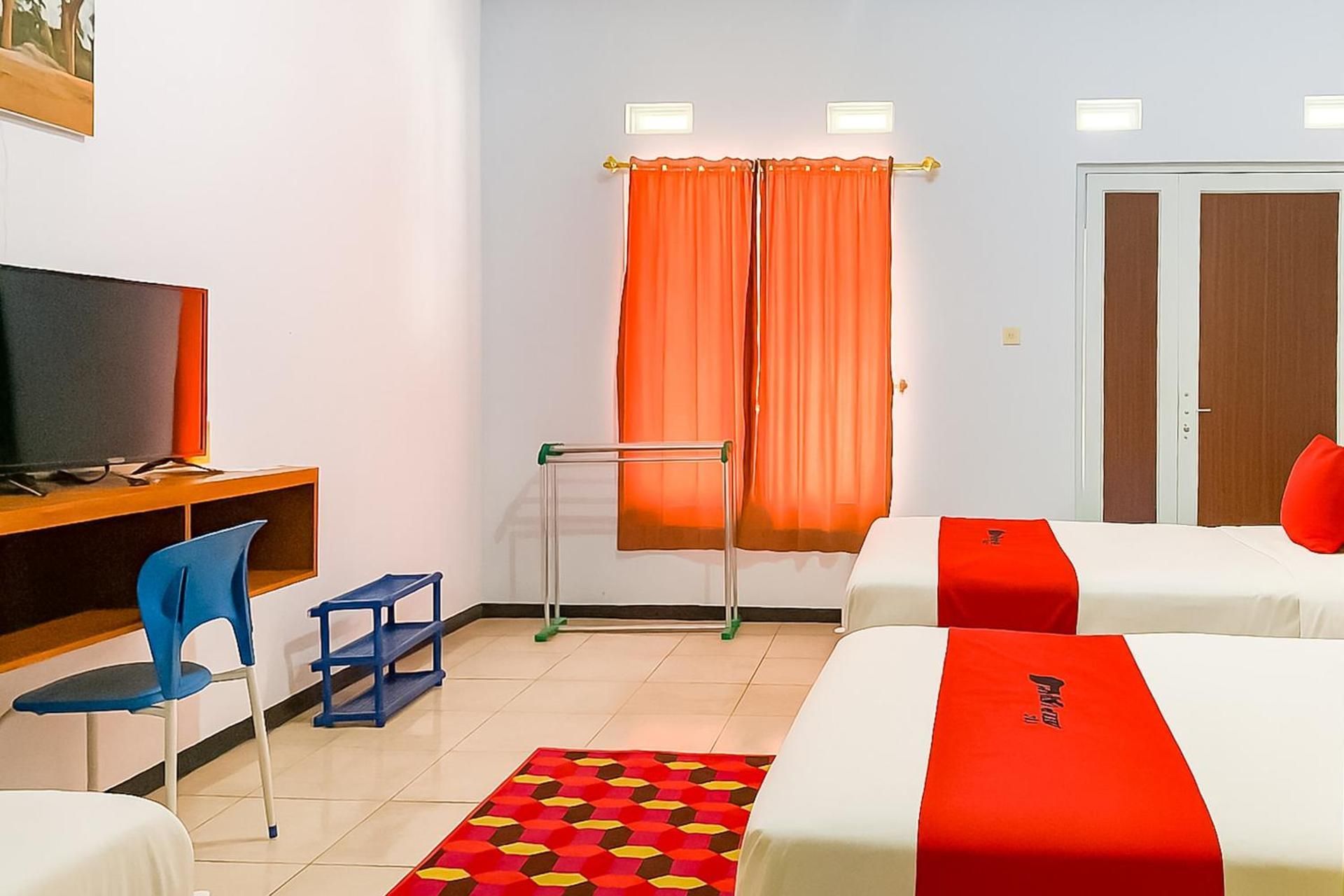 RedDoorz Syariah @ Terabuci Malangbong Garut Family Room 2