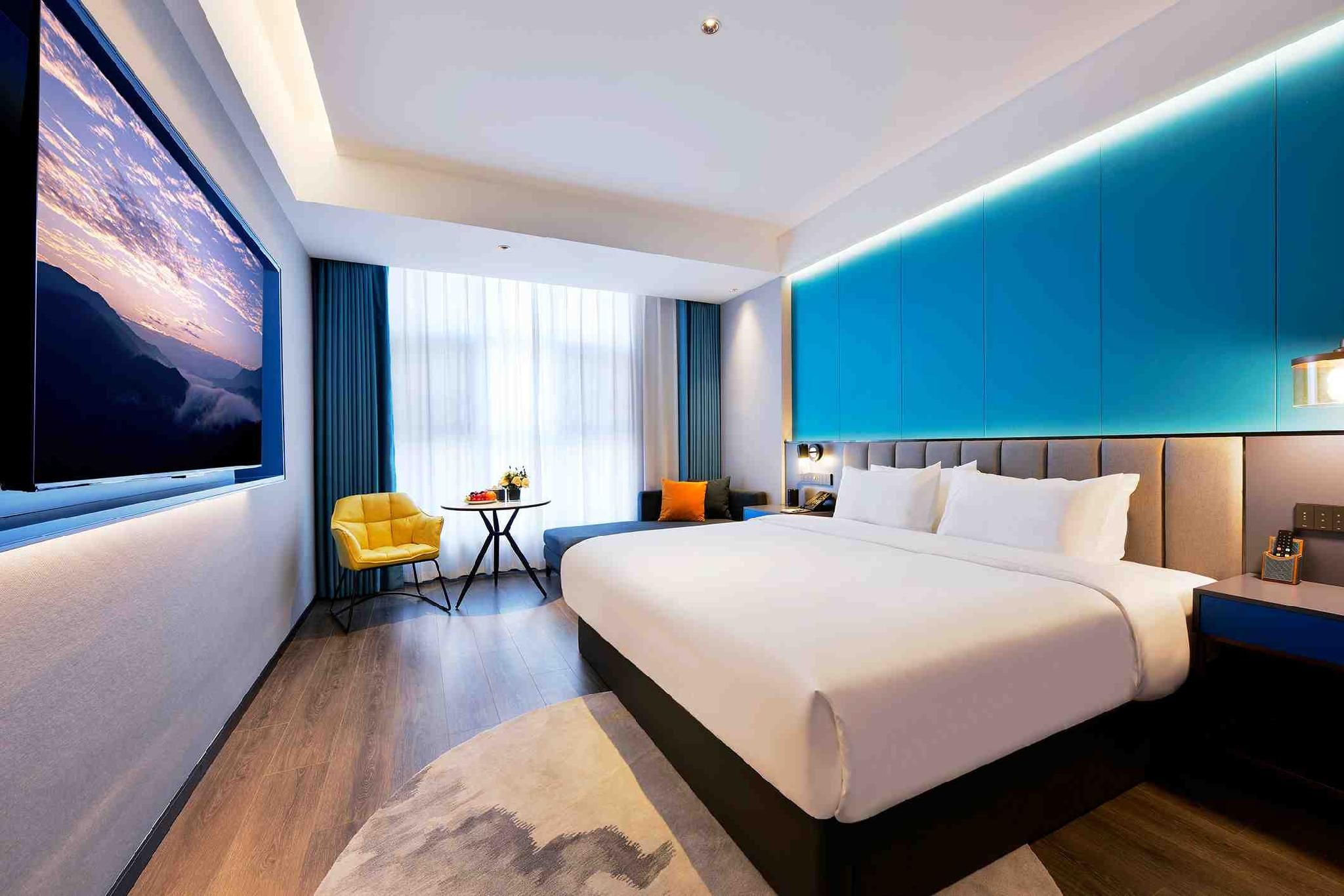 Light Luxury Queen Room