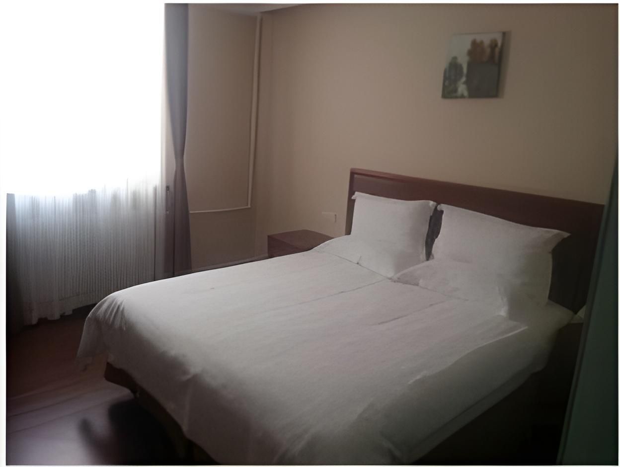 GTR - Guest Room with One 1.8M Bed