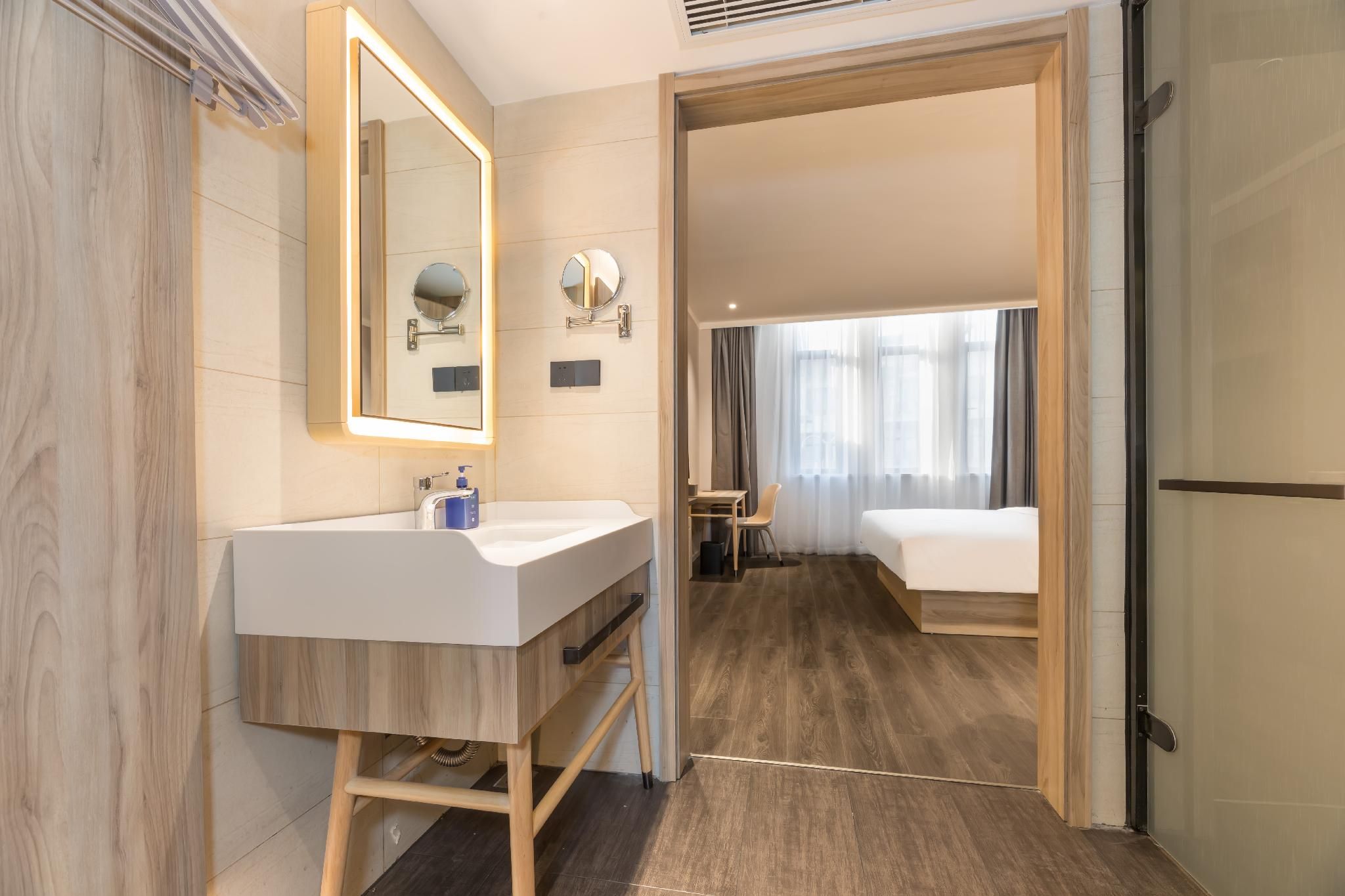 Huazhu - Room With Bed