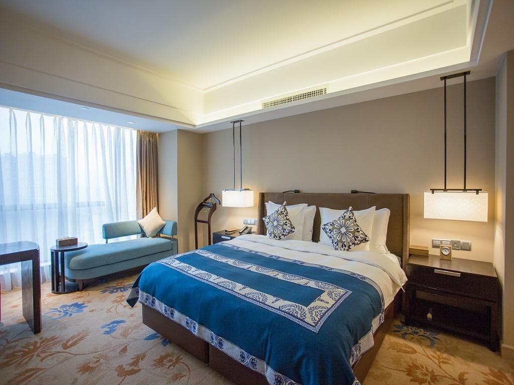 Non-smoking Queen room with lake view