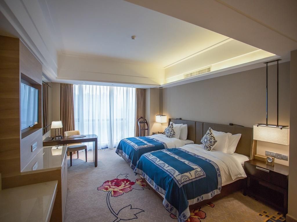 Non-smoking twin room with lake view