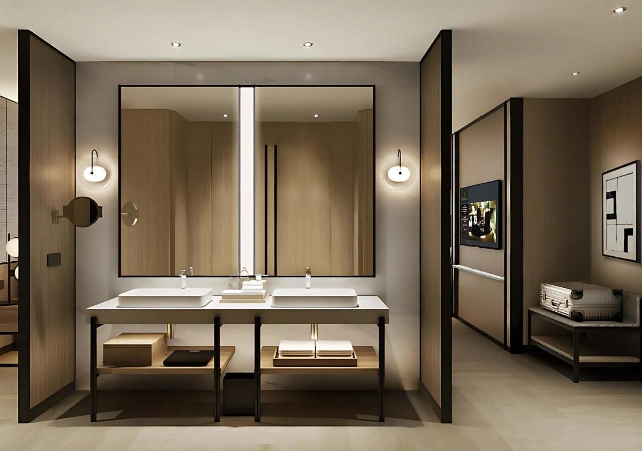 Deluxe King Suite with Club Lounge Access