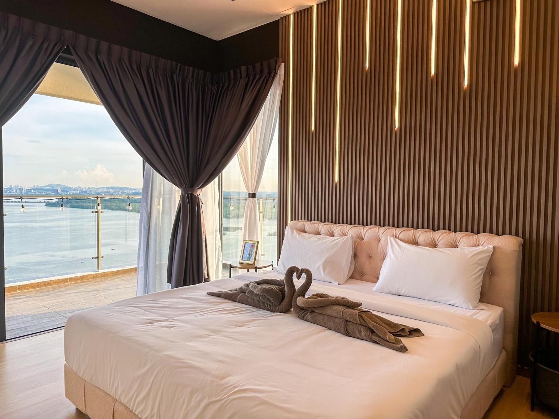 Premium Three-Bedrooms Suite with Sea View and Bathtub