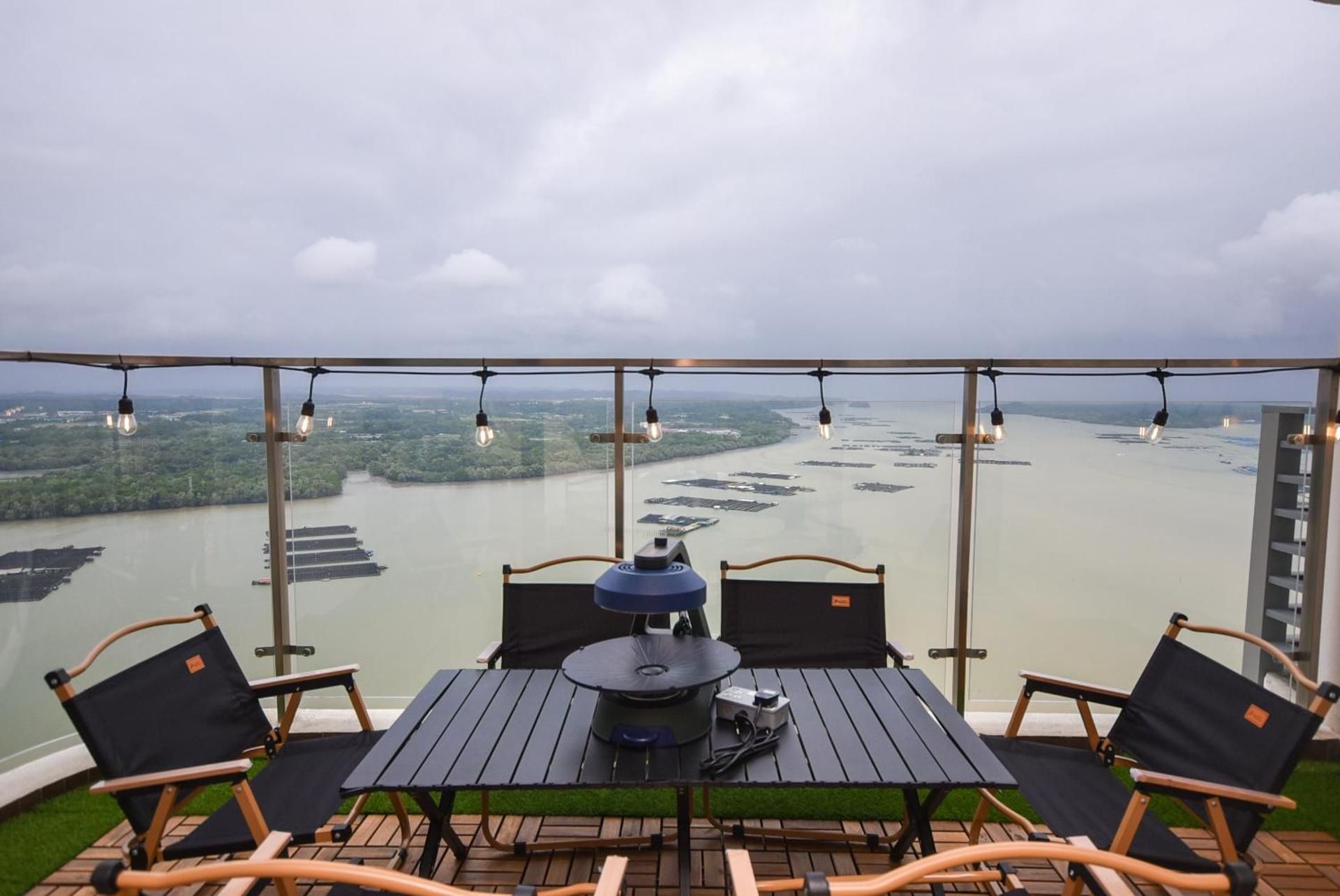 Premium Three-Bedrooms Suite with Seaview and Bathtub