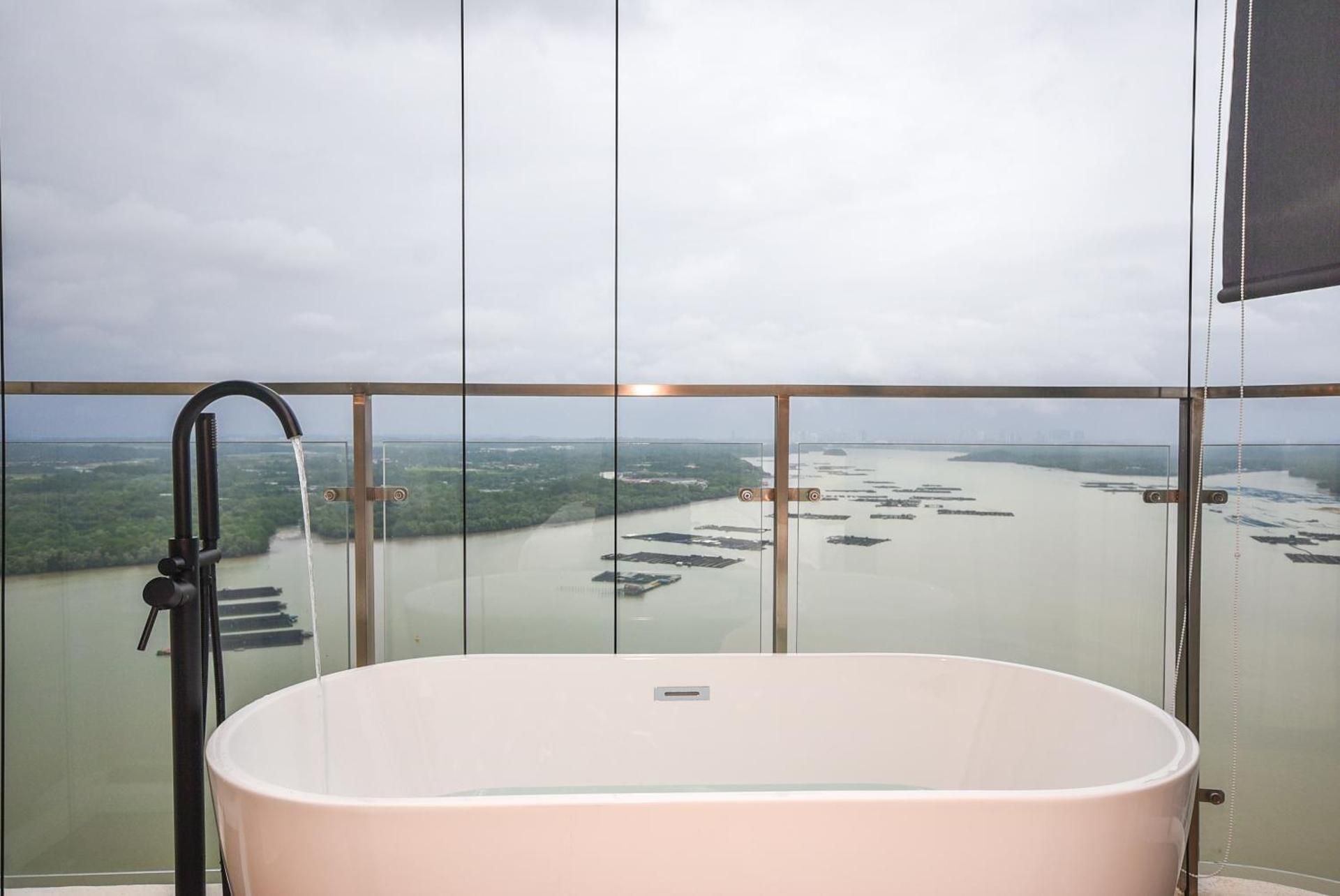 Premium Three-Bedrooms Suite with Seaview and Bathtub
