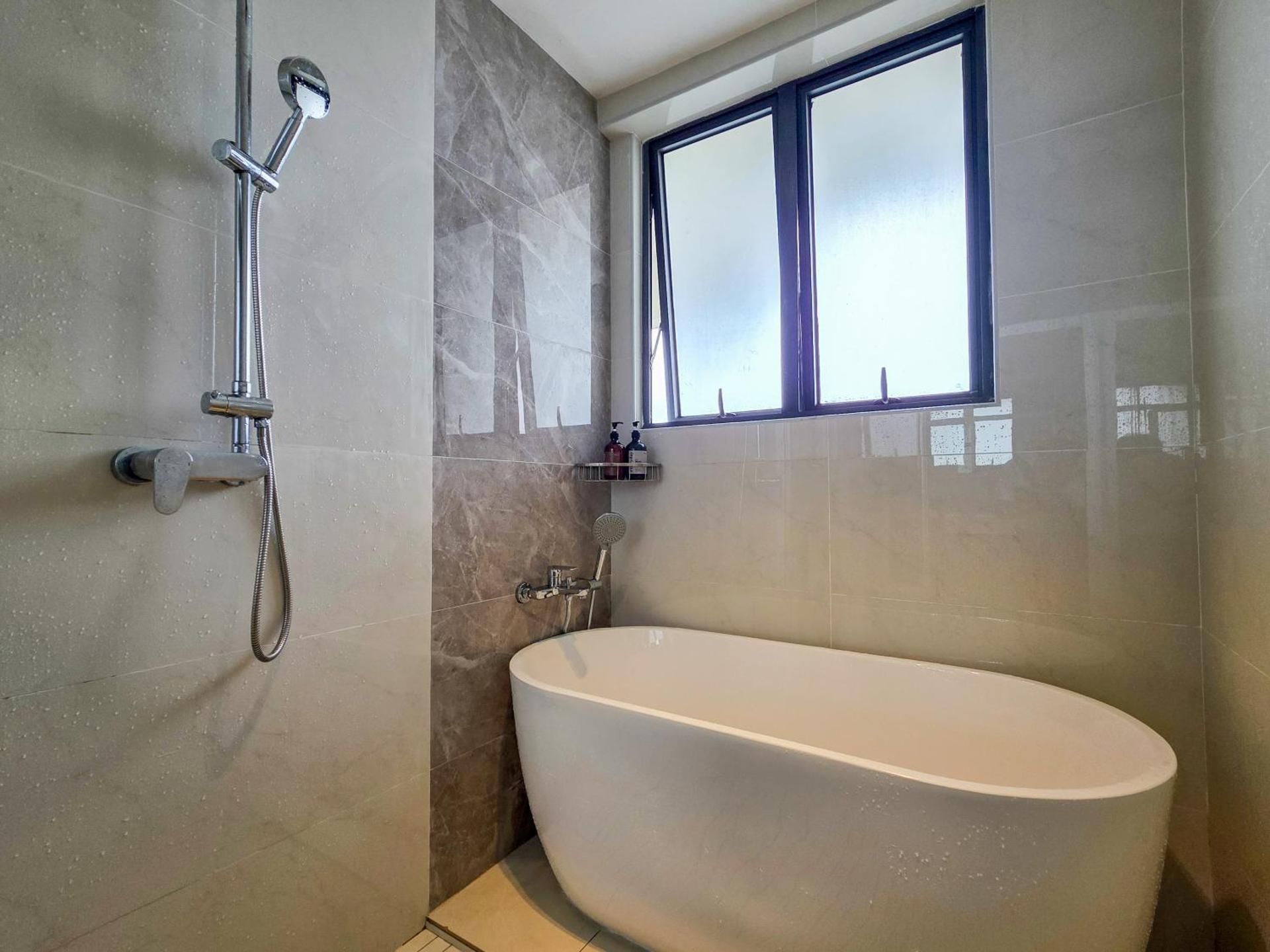 Four-Bedroom Luxury Apartment with Seaview & Bathtub