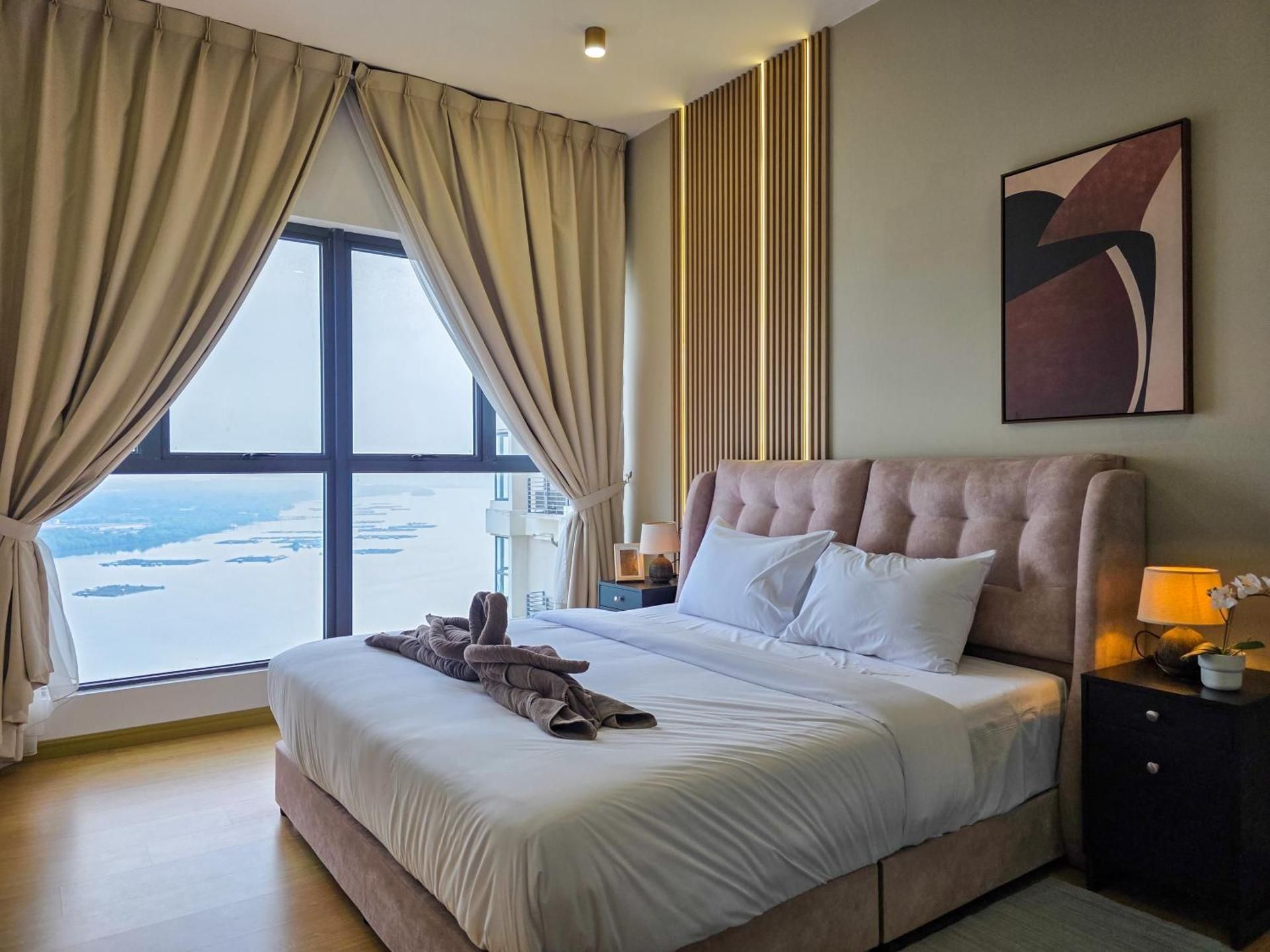 Four-Bedroom Luxury Apartment with Seaview & Bathtub