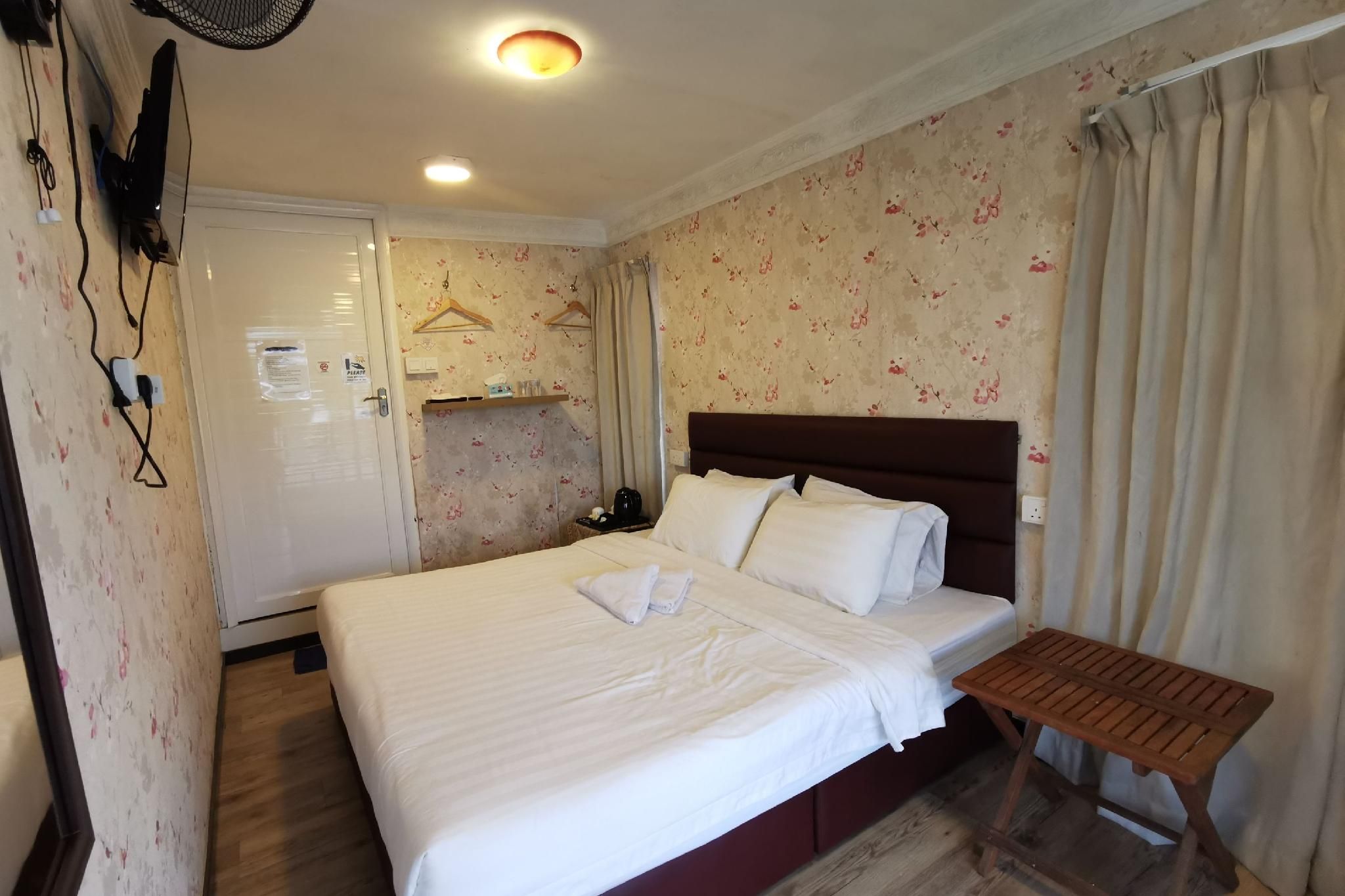 Private Room with Shared Bathroom (2 Queen Beds)