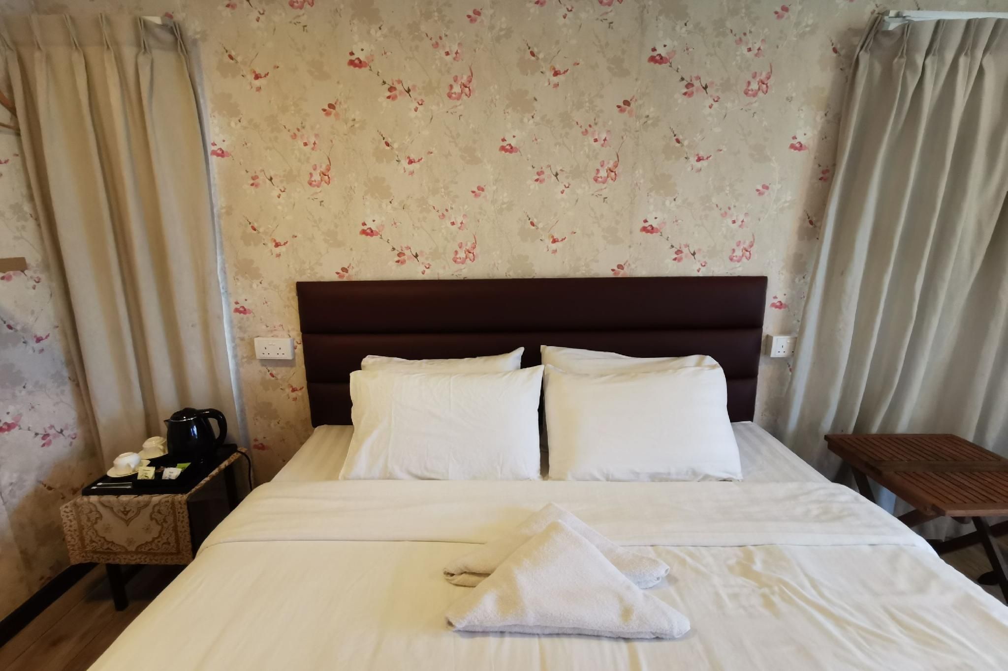 Private Room with Shared Bathroom (2 Queen Beds)
