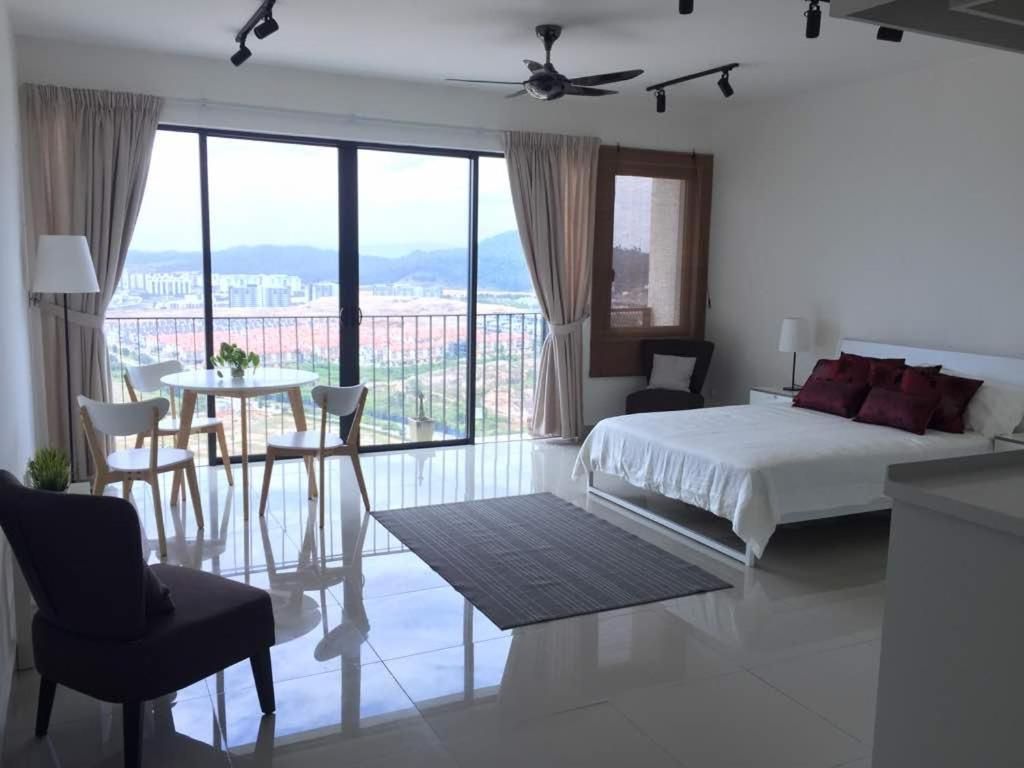 Apartment with Mountain View
