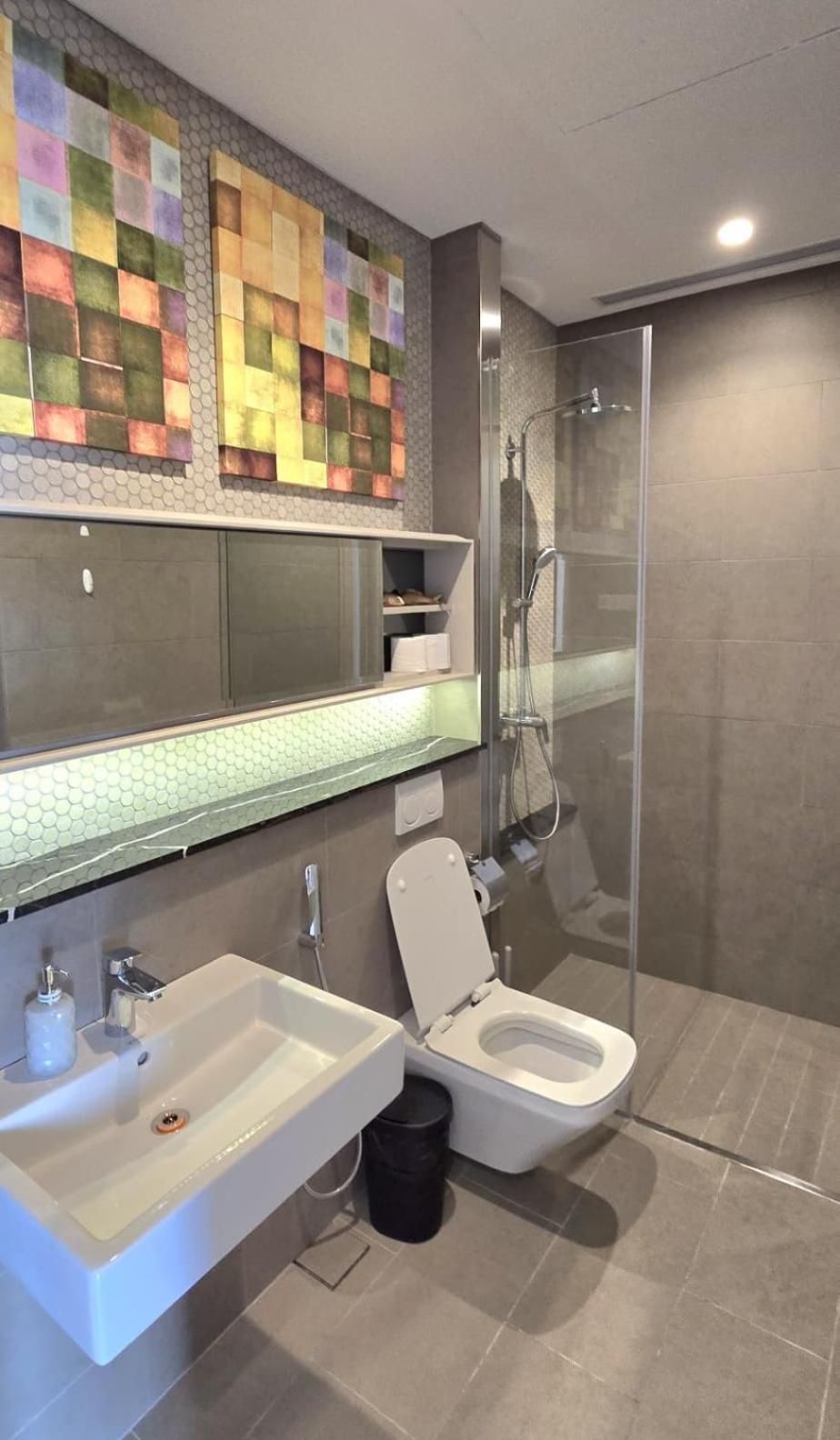 Deluxe One-Bedroom Apartment