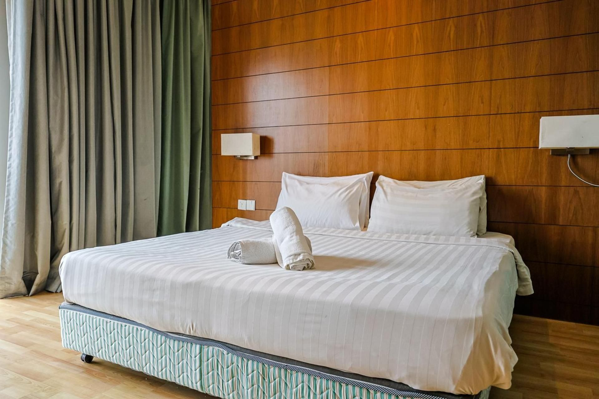 Deluxe One-Bedroom Apartment
