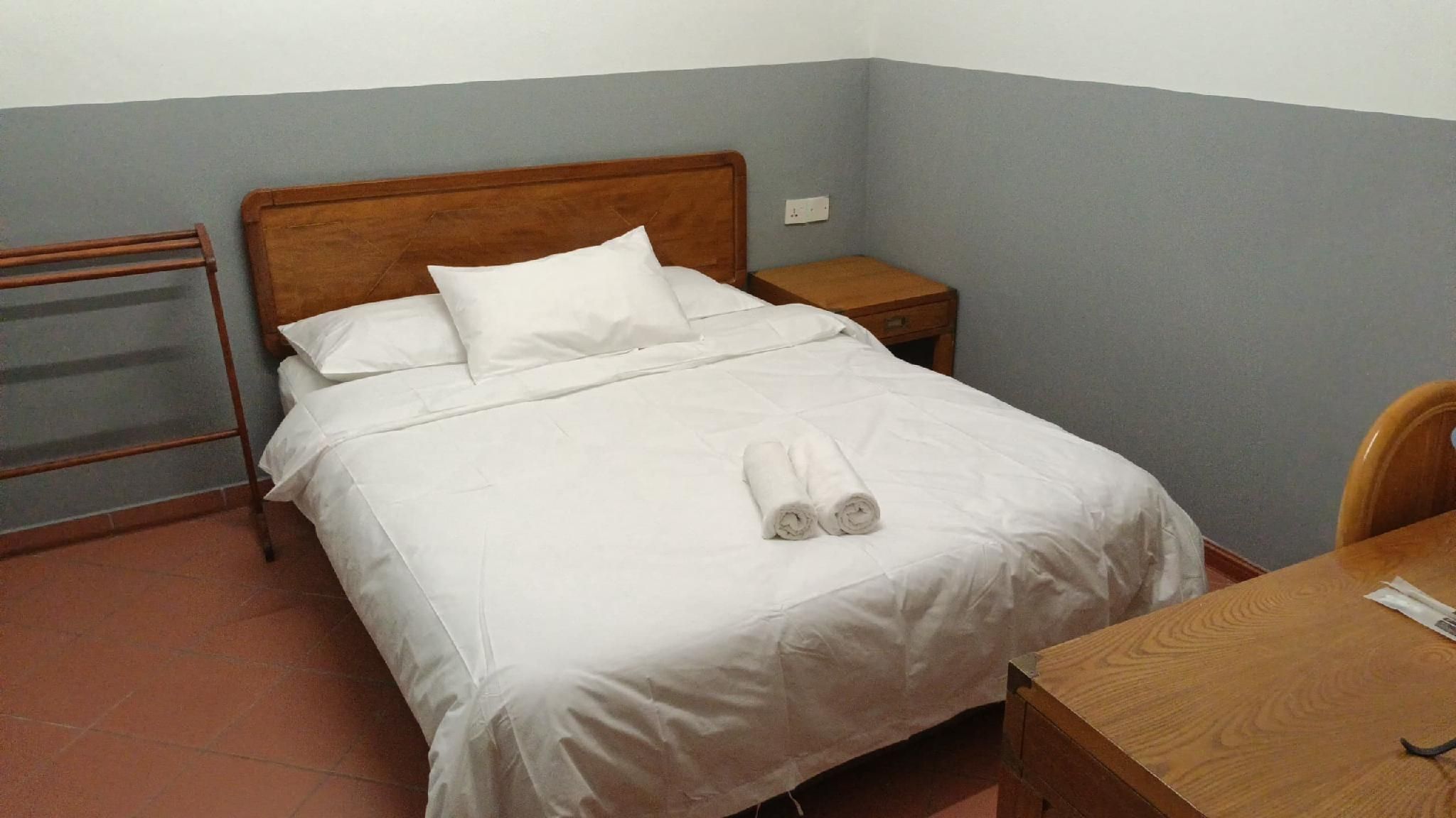 Queen Bed Room