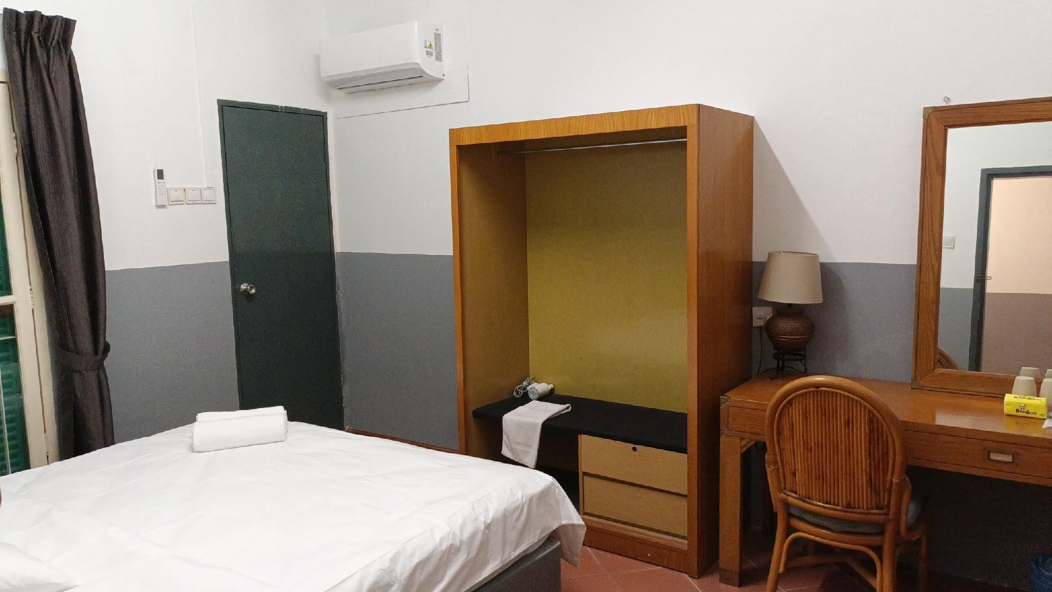 Queen Bed Room