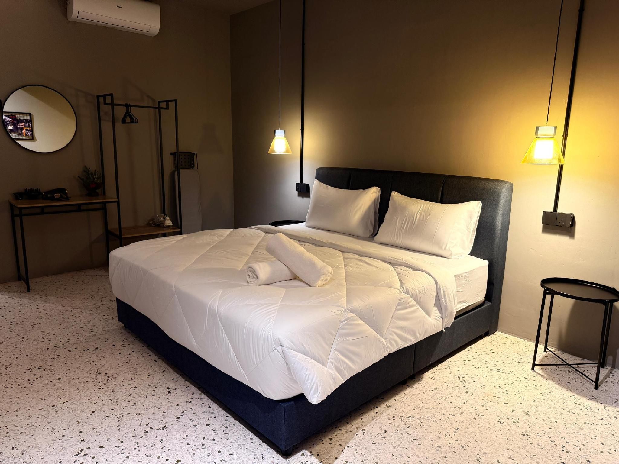 Standard - 1 Queen Bed