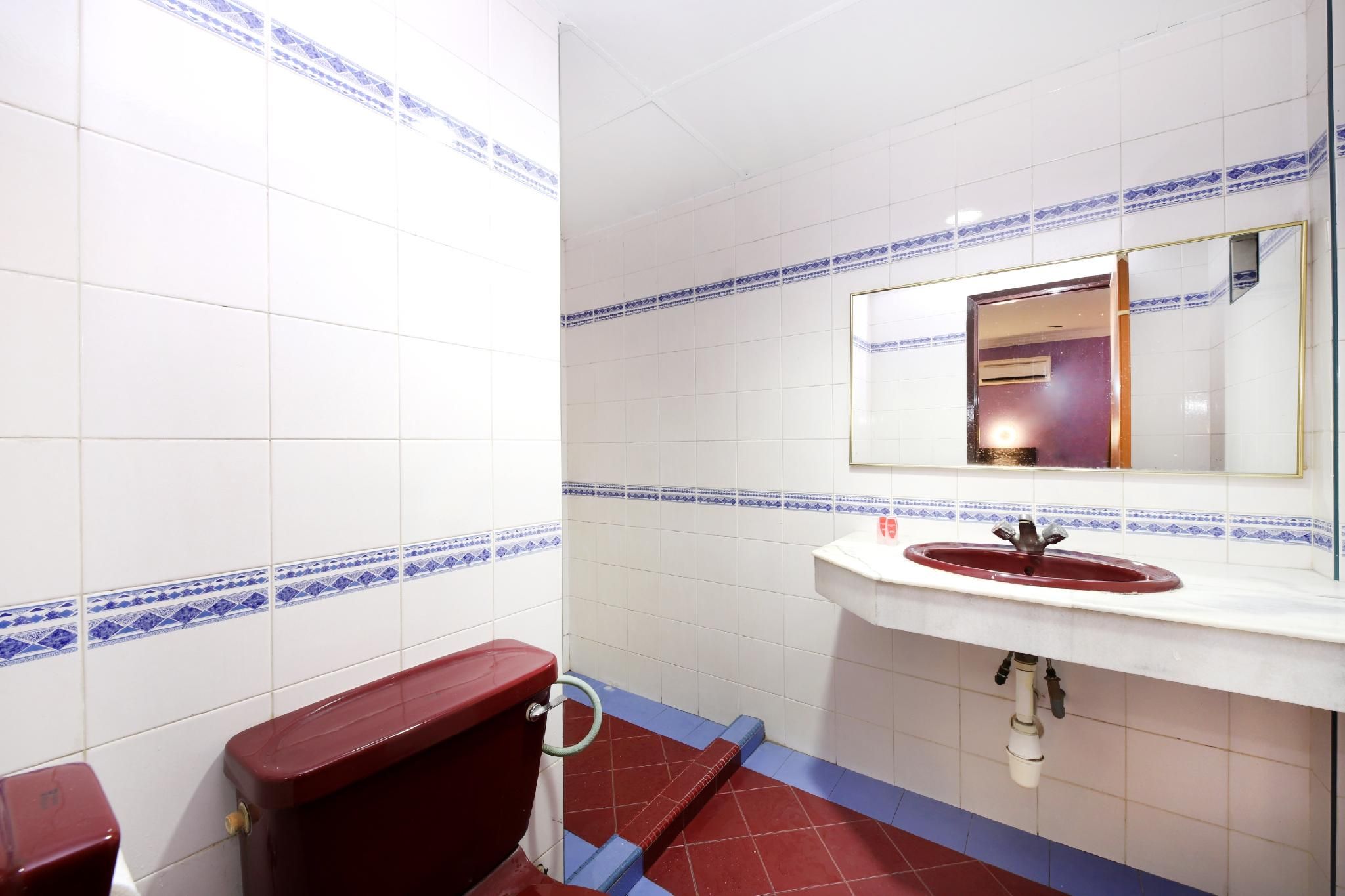 Super OYO 473 Comfort Hotel 2 Deluxe King 3