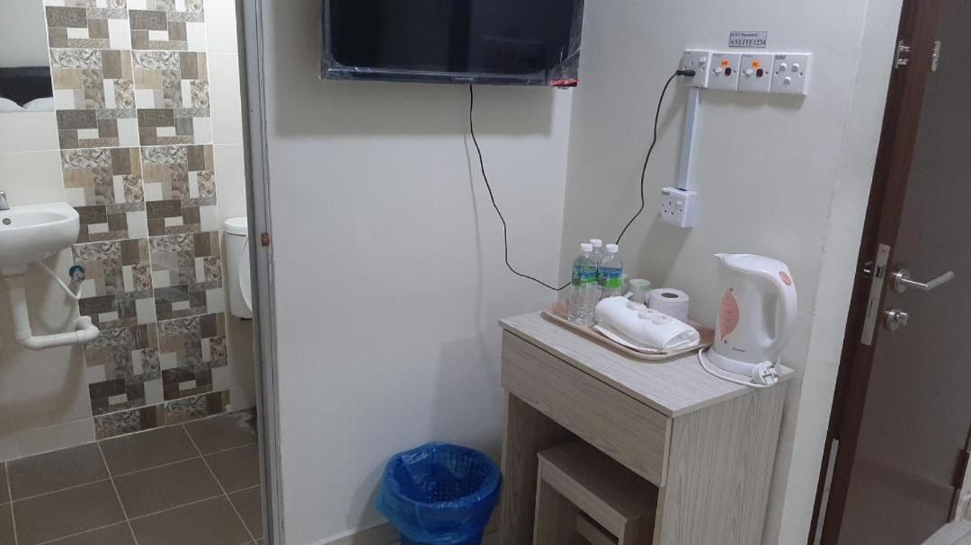 Axlite Hotel Standard Triple Room (City View) 3