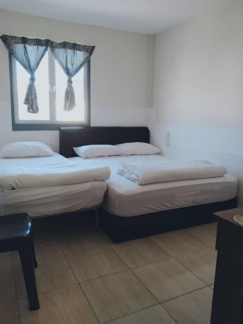 Axlite Hotel Standard Triple Room (City View) 2