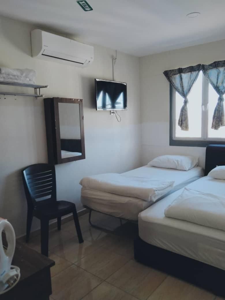 Axlite Hotel Standard Triple Room (City View)