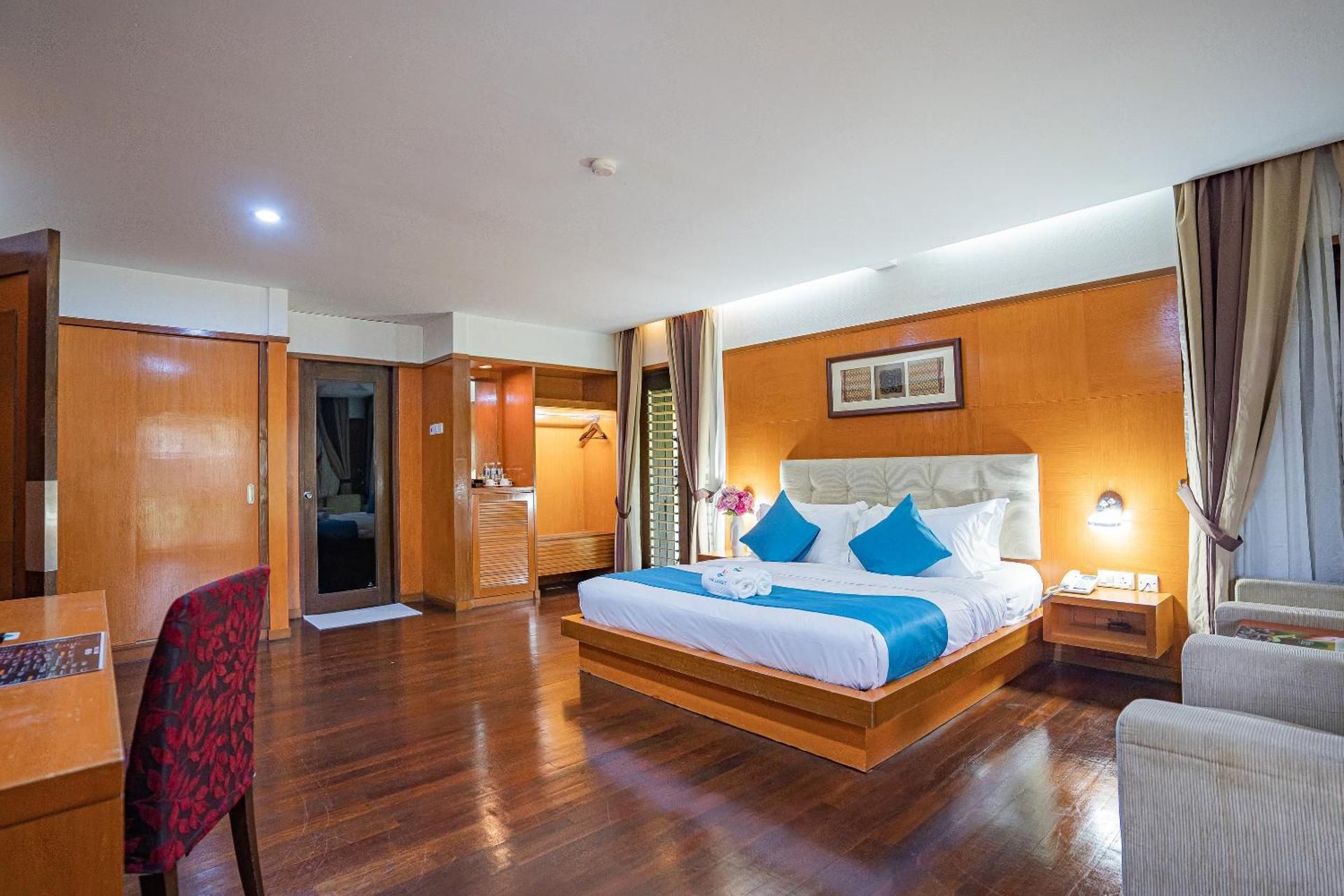 Deluxe King Suite