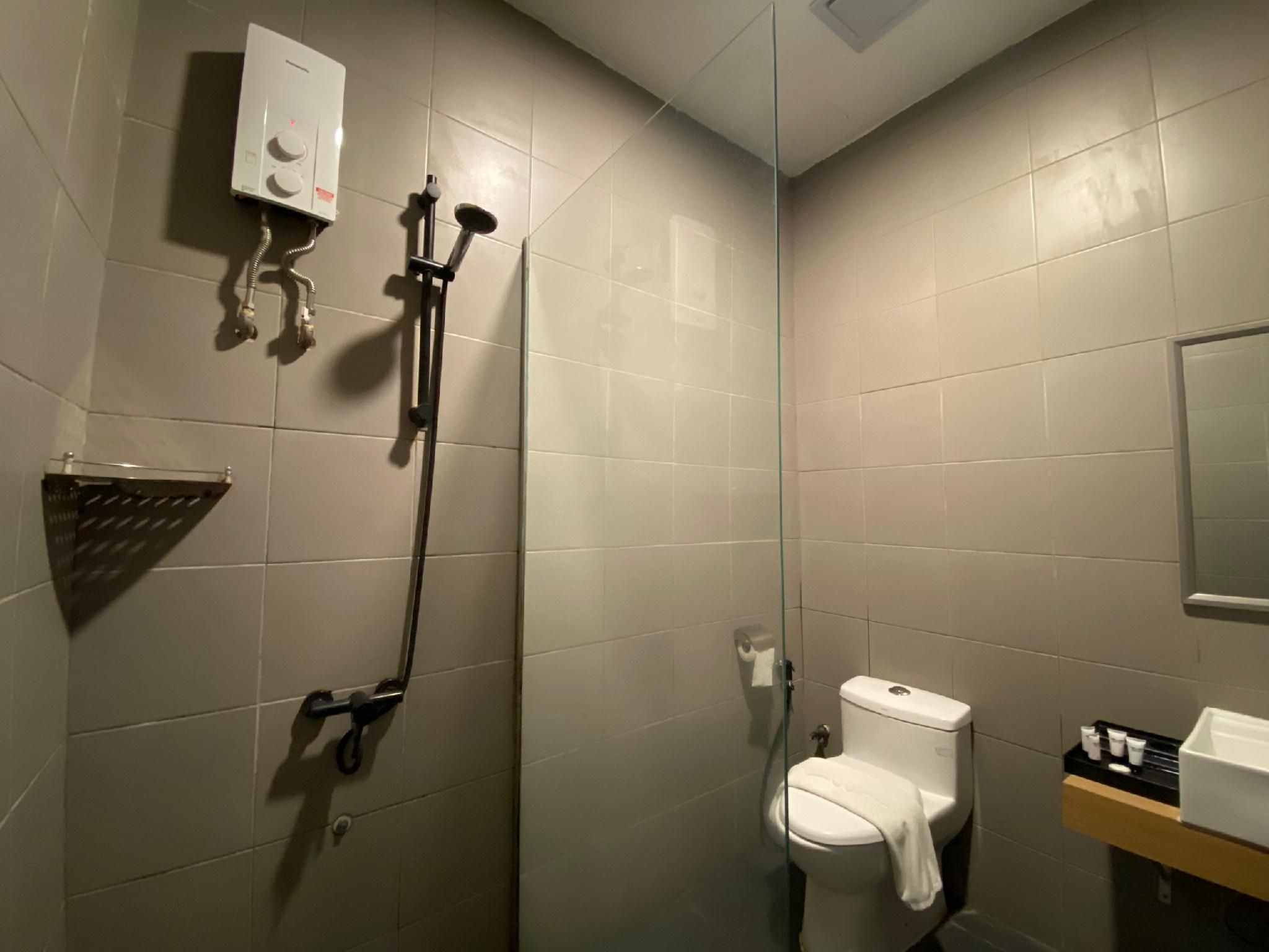 Wings Hotel Semporna Standard Twin Room 3