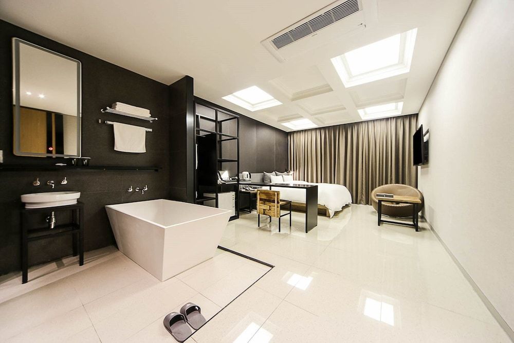 Yeoubi Hotel Deluxe Double 6