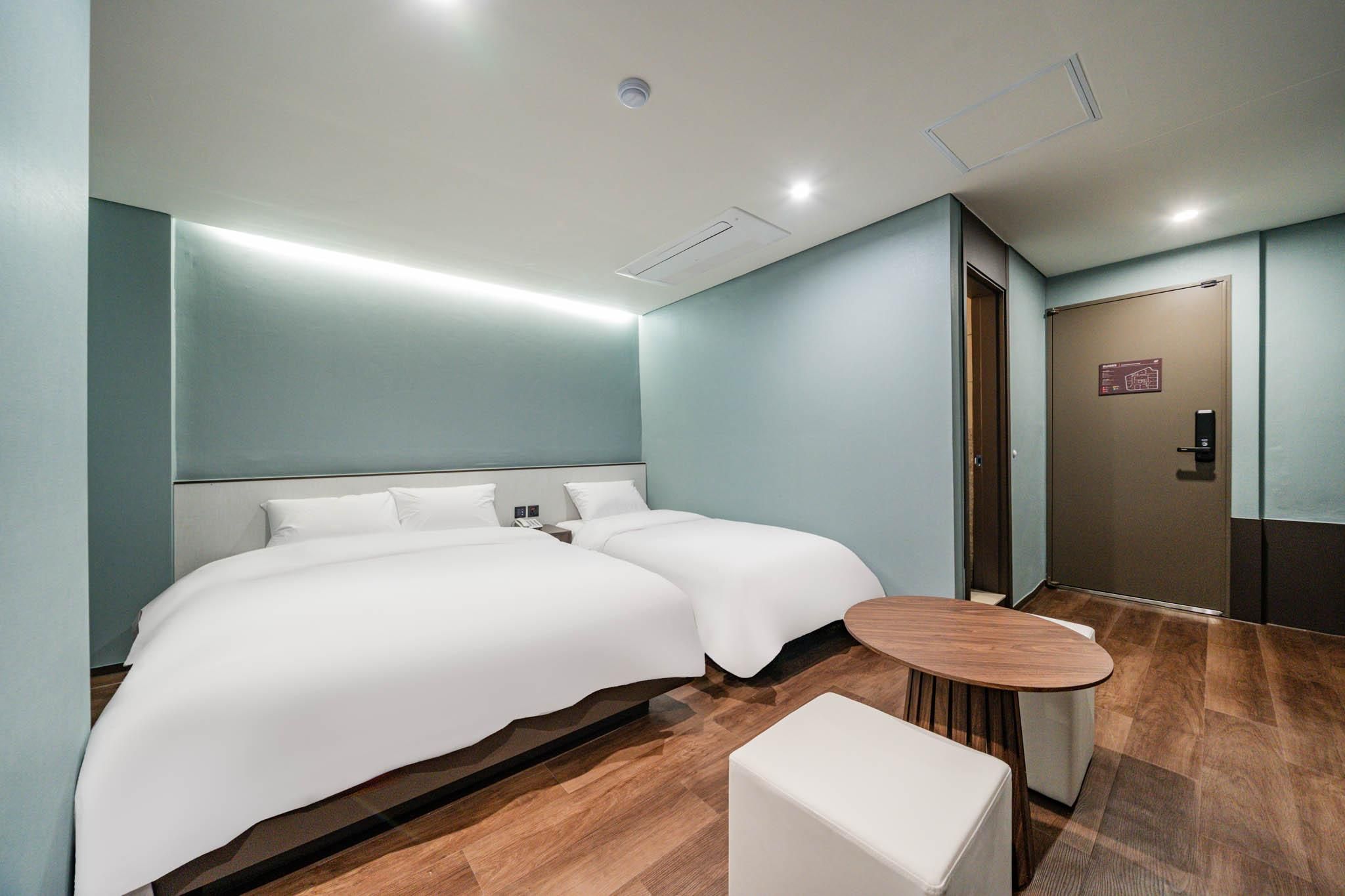 Deluxe Twin (Double and Single Bed)