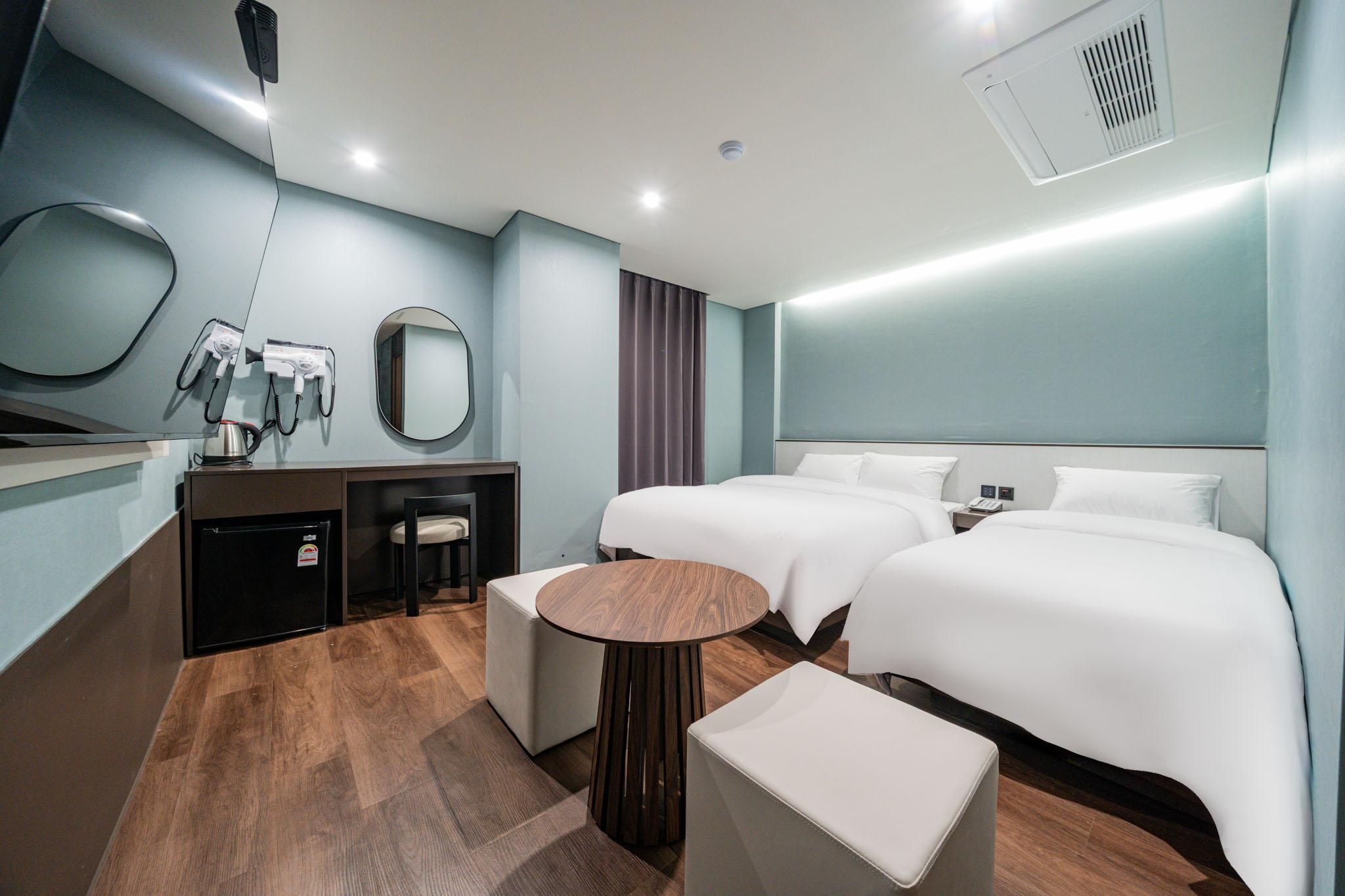 Deluxe Twin (Double and Single Bed)