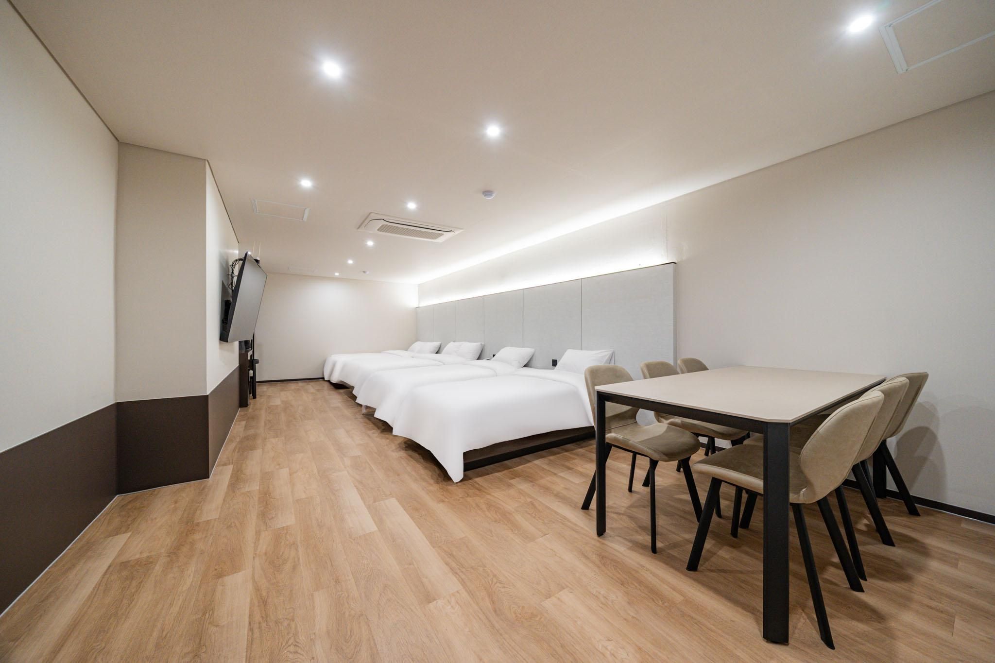 Grand Family Room (Double + Double + Single + Single)