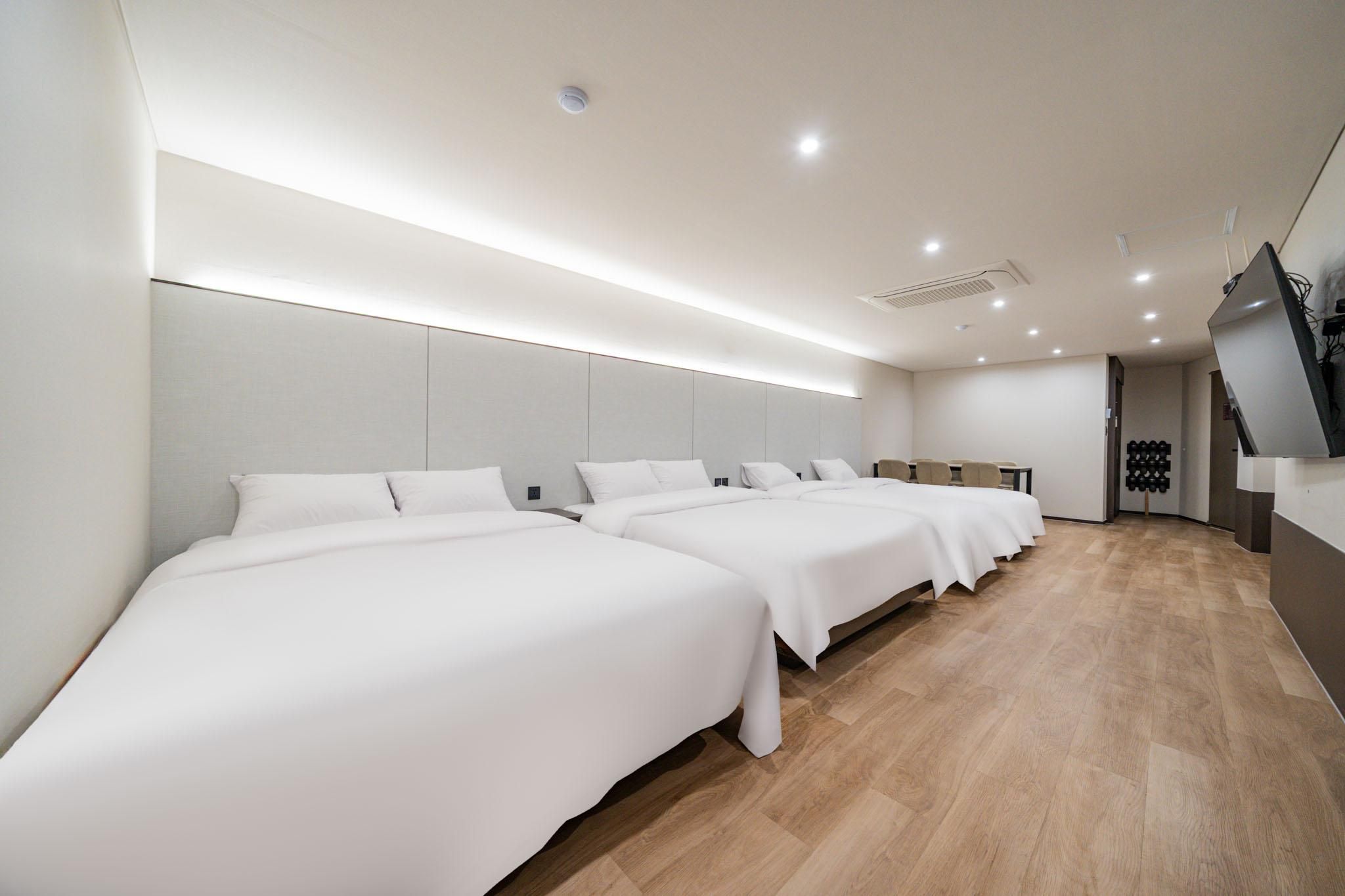 Grand Family Room (Double + Double + Single + Single)