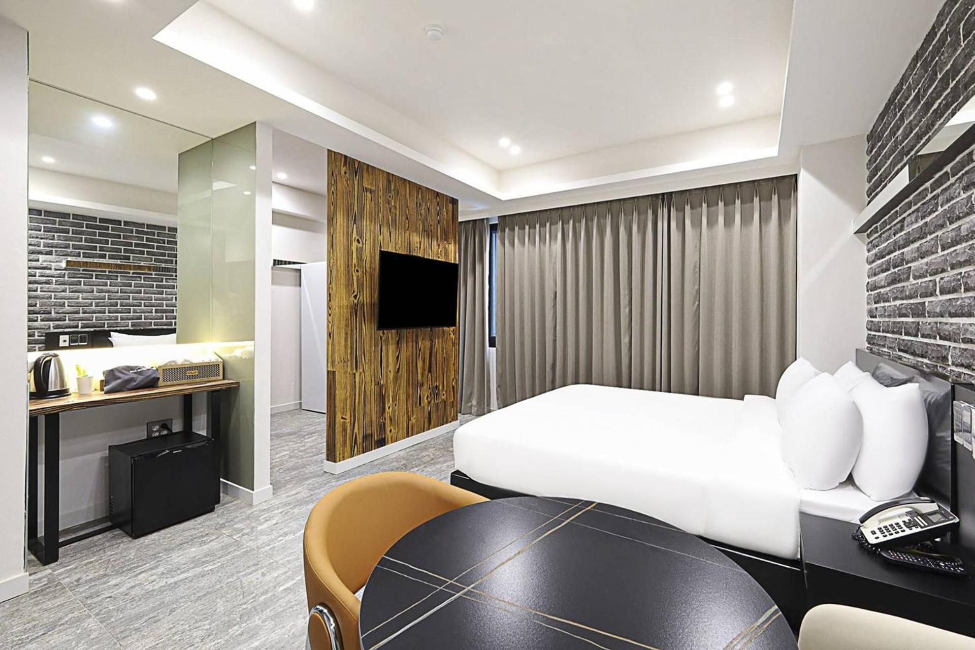 [Free Room Upgrade] Superior Double to Premium Double with clothing care appliance (First come first served)