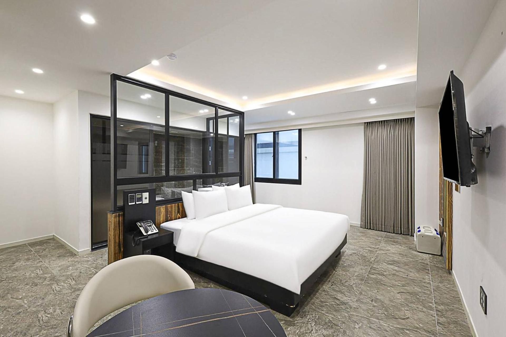 [Free Room Upgrade] Superior Double to Premium Double with clothing care appliance (First come first served)