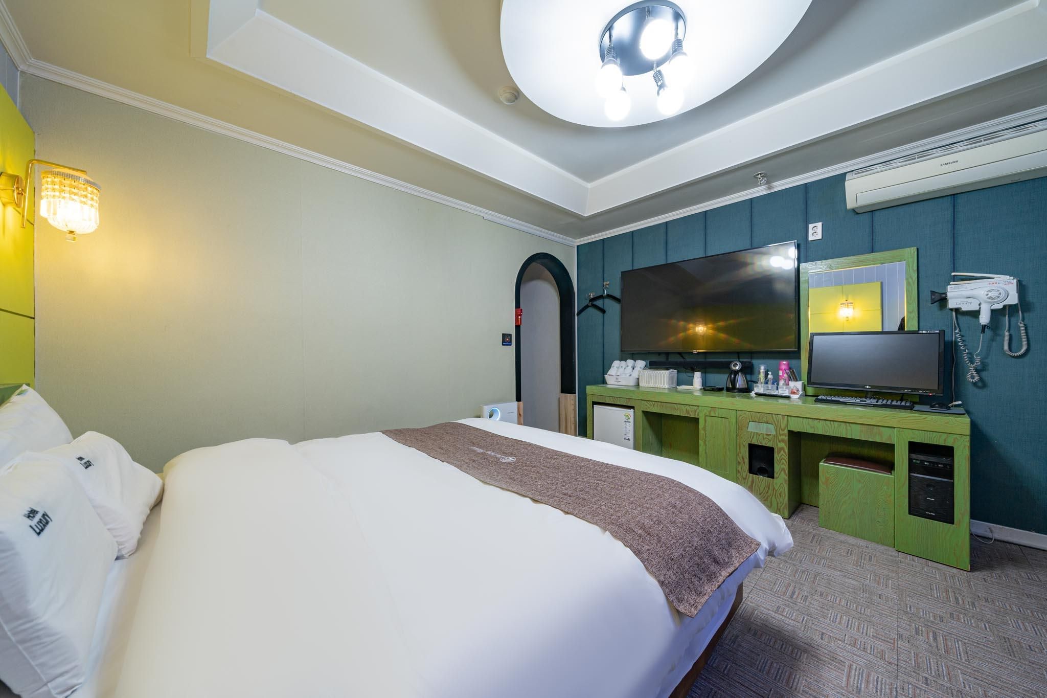 Styler room (spa tub for 1 person, styler, massage chair, PUBG available, Netflix, air purifier)