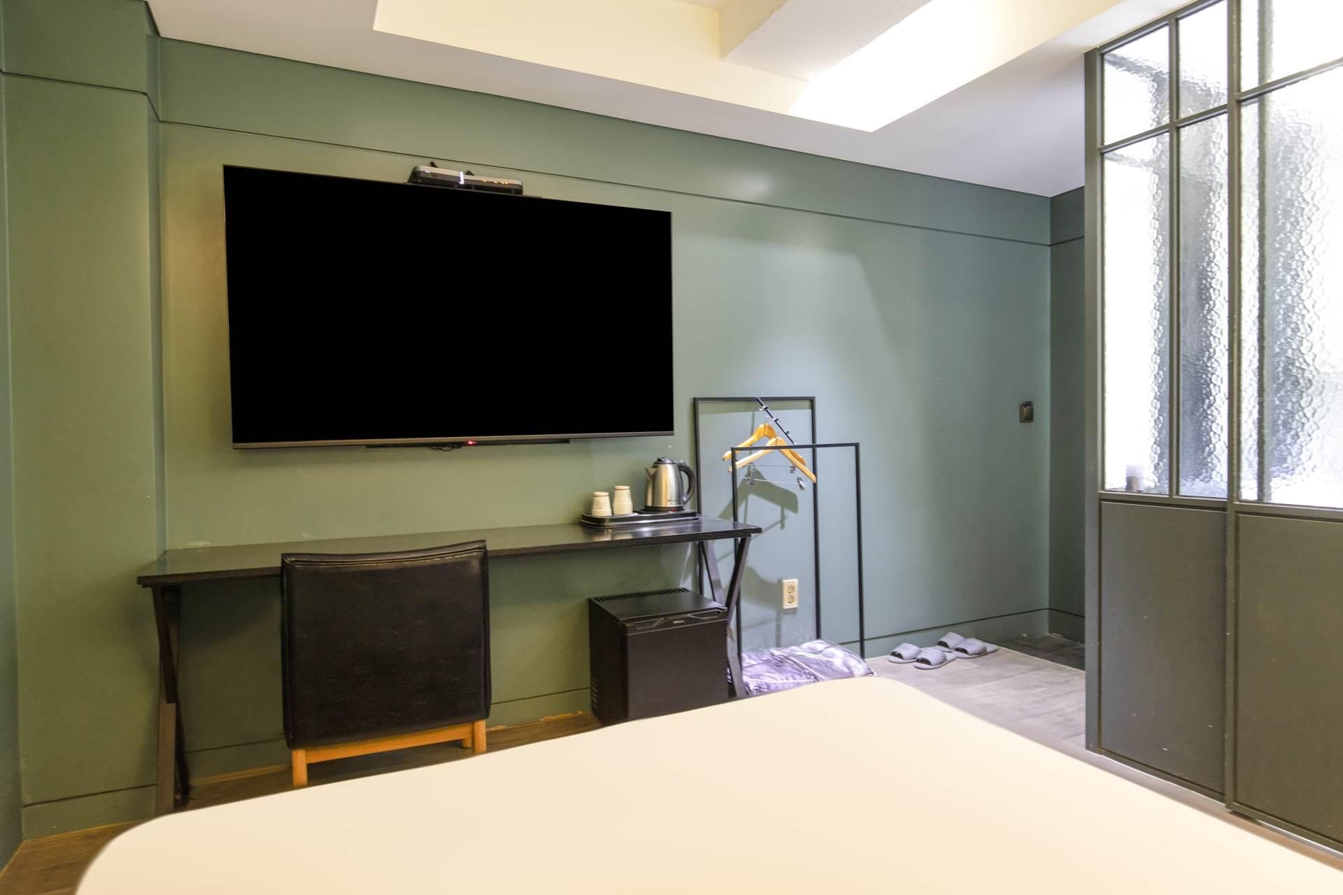 Delux with 5:00 PM Check-Out, Free Use of Netflix