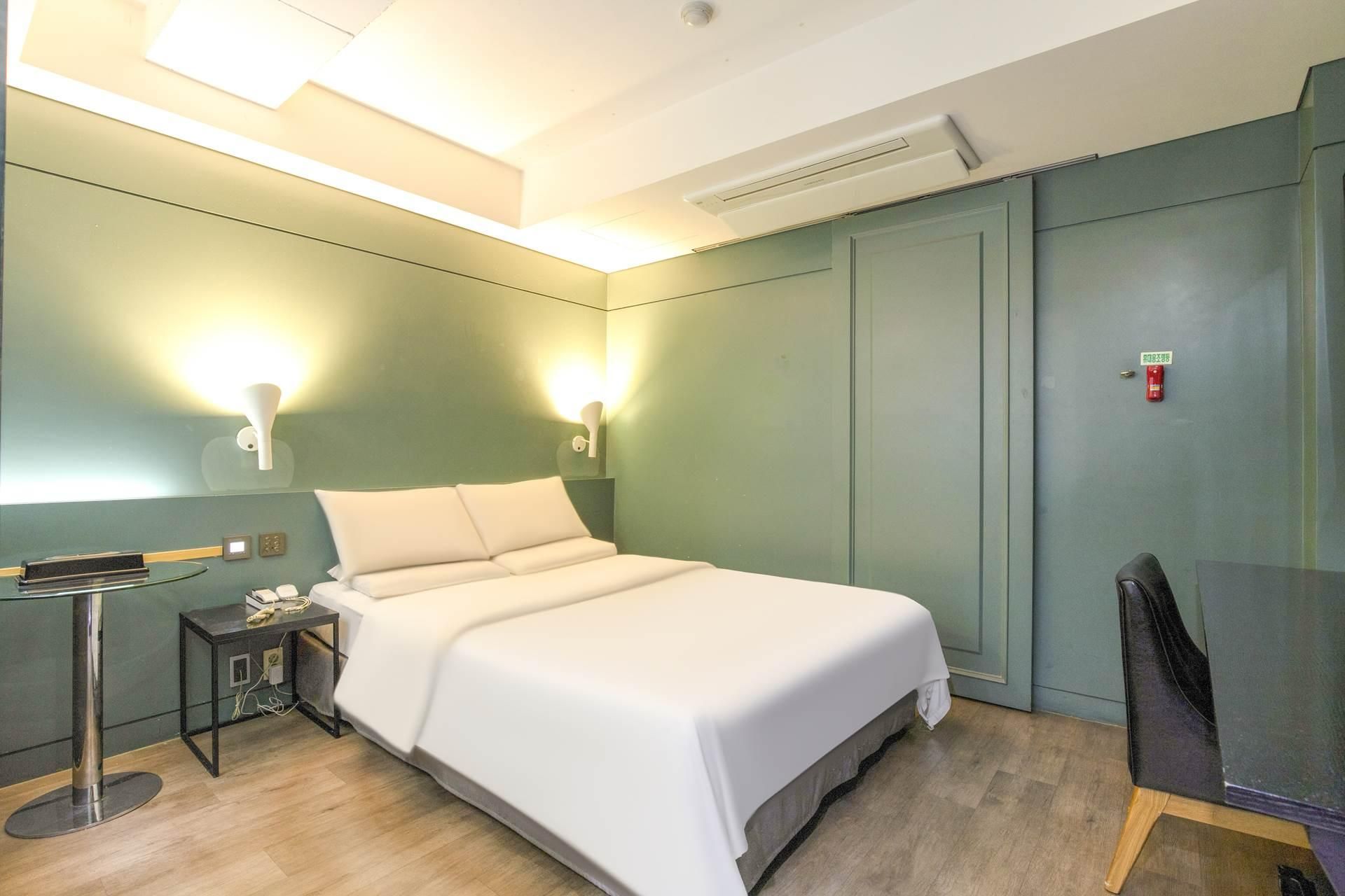 Delux with 5:00 PM Check-Out, Free Use of Netflix