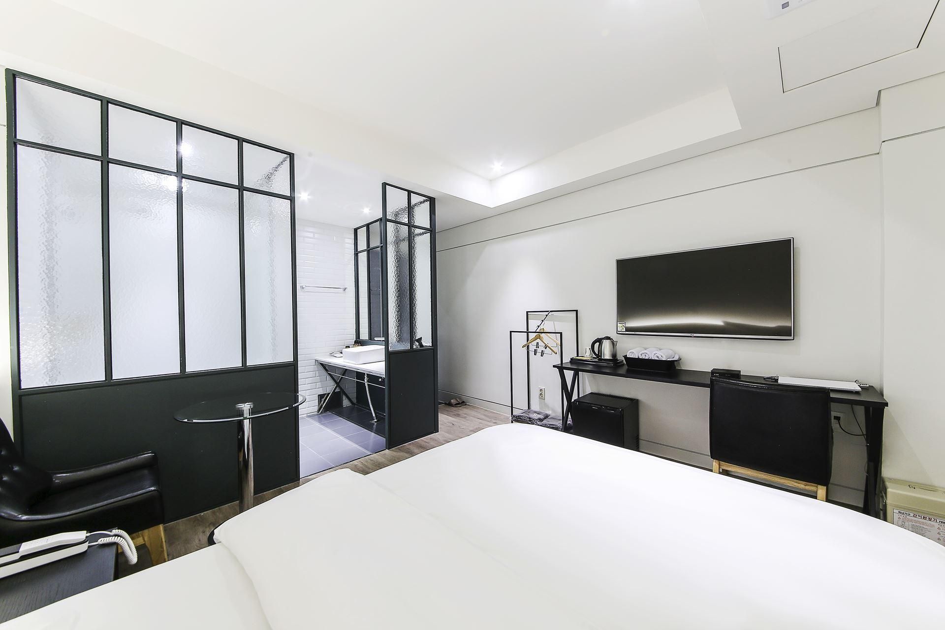 Stay Hotel Delux with Valet Service, Wake-up Call, Free Use of Netflix