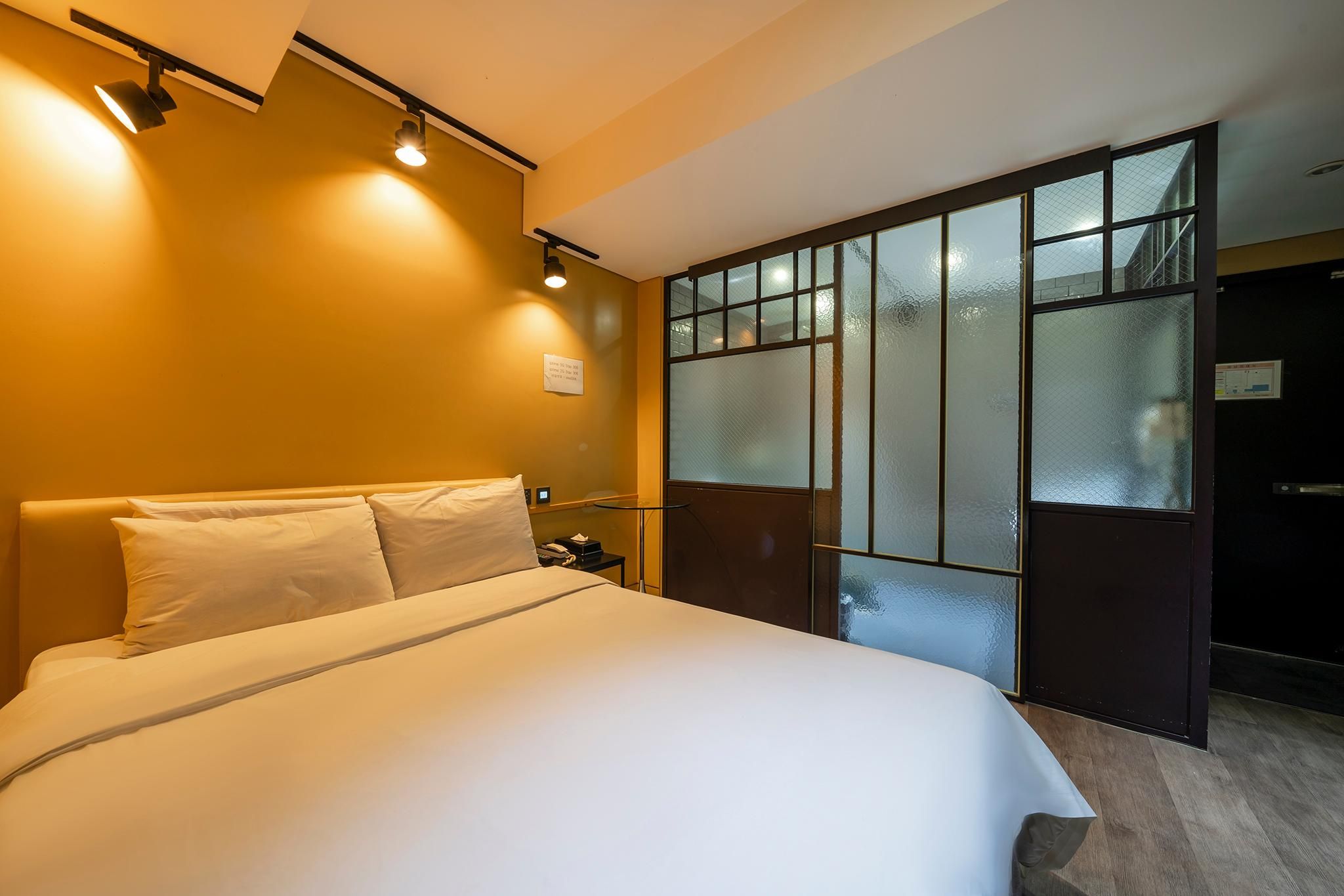 Delux with 2 PCs, Free Use of Netflix