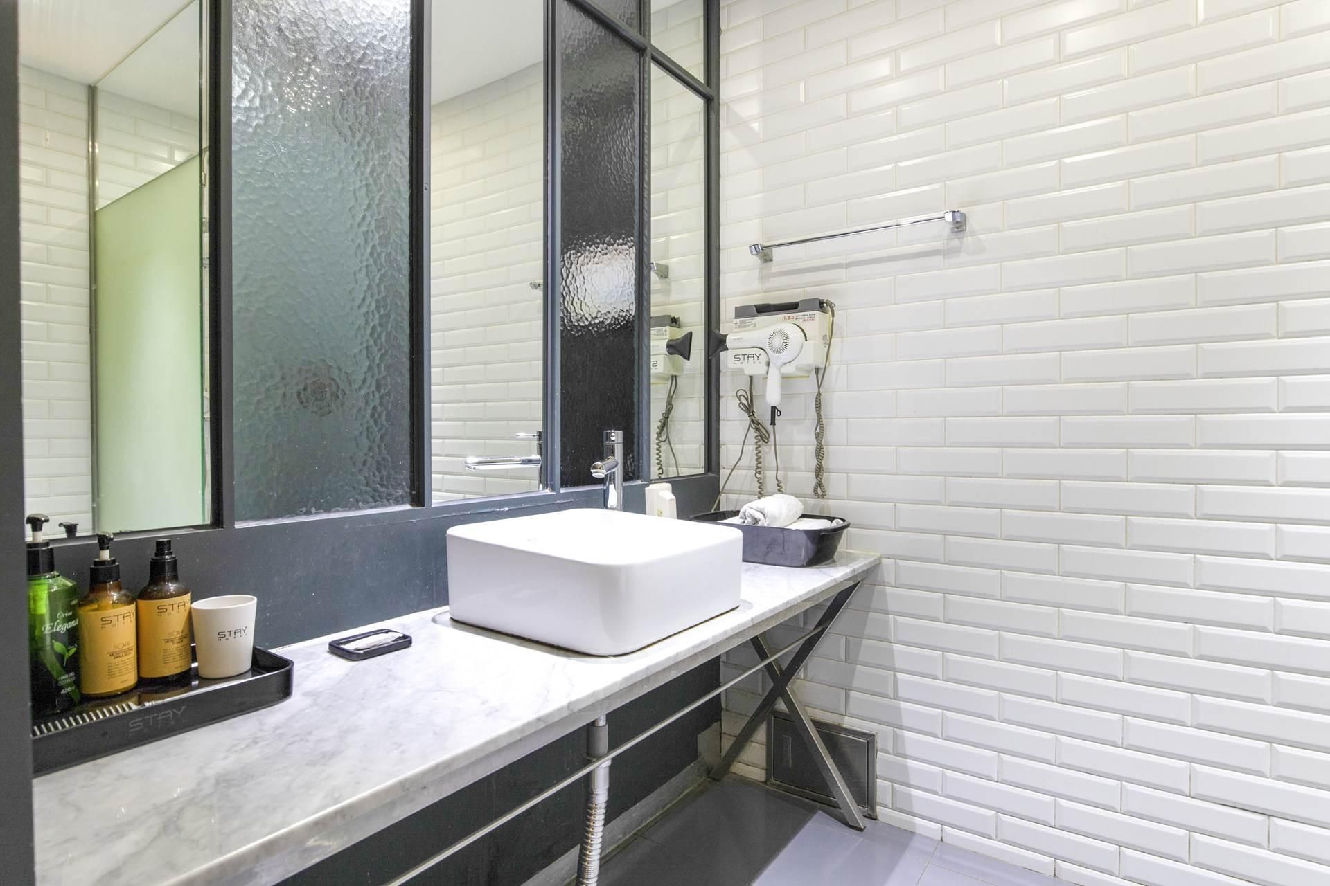 Delux with 65-inch Smart TV and Free Use of Netflix