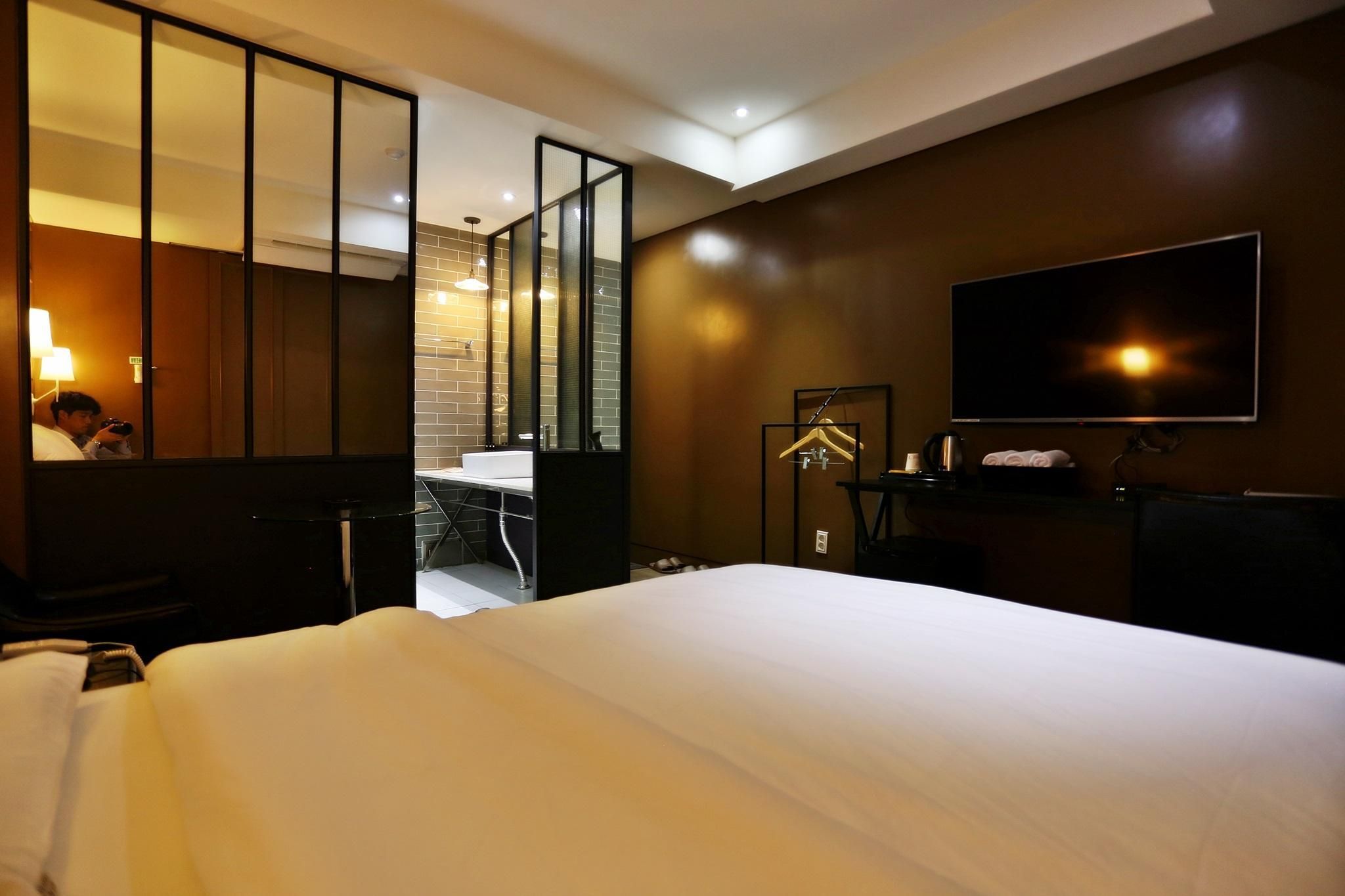 Delux with 65-inch Smart TV and Free Use of Netflix